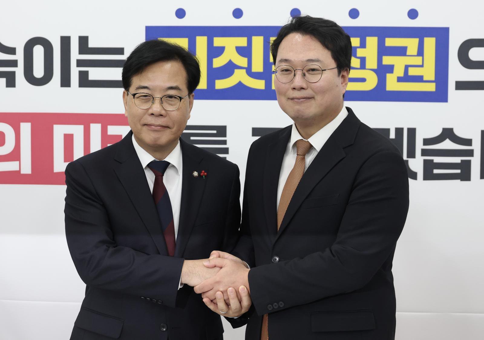 [서울=뉴시스] 송언석 국민의힘 원내대표와 천하람 개혁신당 원내대표가 17일 오전 서울 여의도 국회에서 ‘통일교 특검‘관련 회동 전 악수를 하고 있다. 2025.12.17.