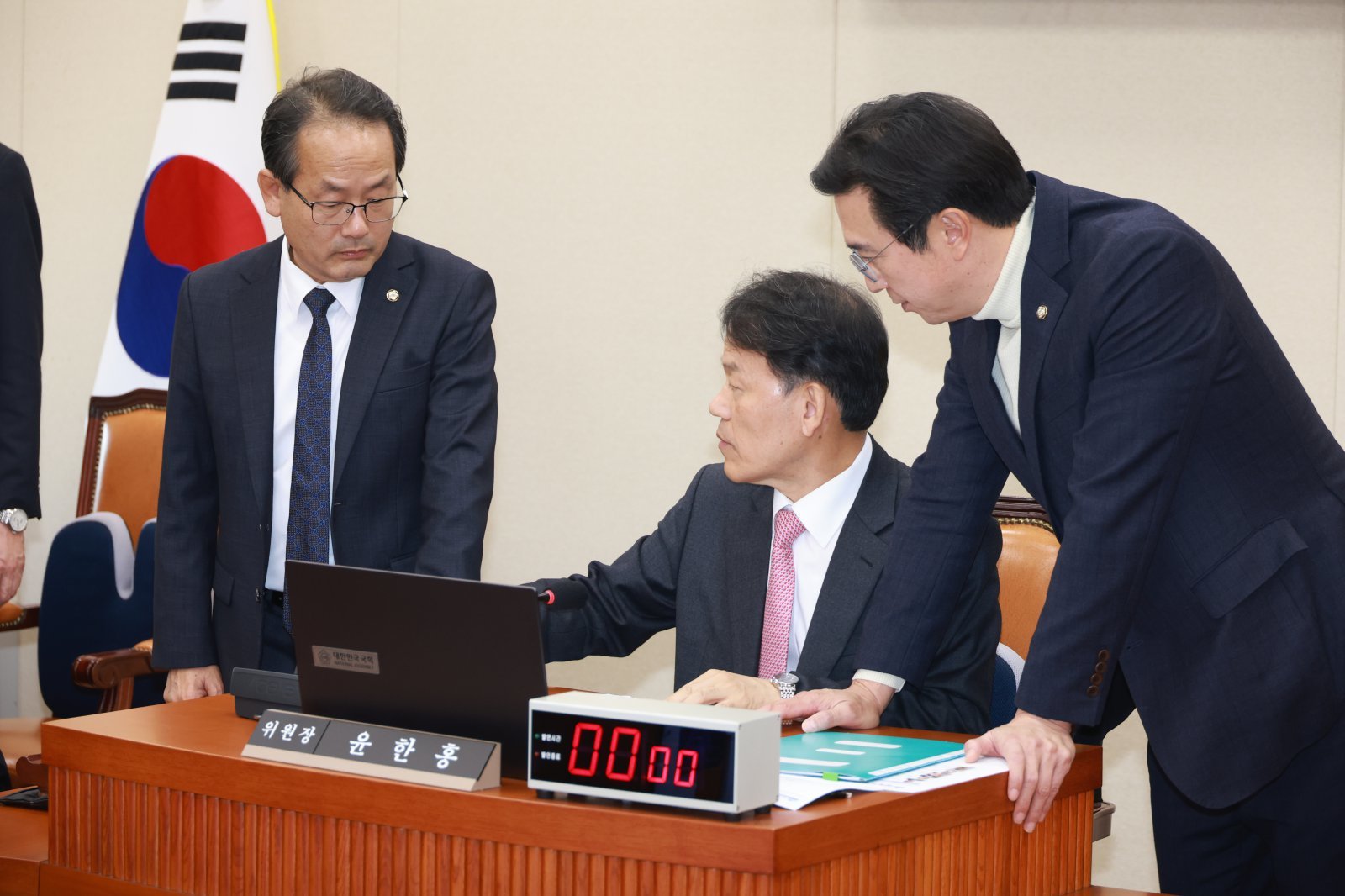 국회 정무위원회 윤한홍 위원장과 강준현 더불어민주당 간사, 강민국 국민의힘 간사가 3일 서울 여의도 국회에서 열린 정무위원회의 쿠팡 개인정보 유출 관련 현안질의에서 대화하고 있다. 2025.12.03. [서울=뉴시스]