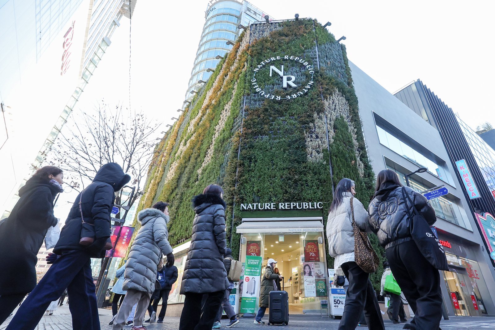 명동 네이처 리퍼블릭(명동월드점) 부지가 전국에서 땅값이 가장 비싼 곳으로 조사됐다. 23년째 부동의 1위다.  뉴스1