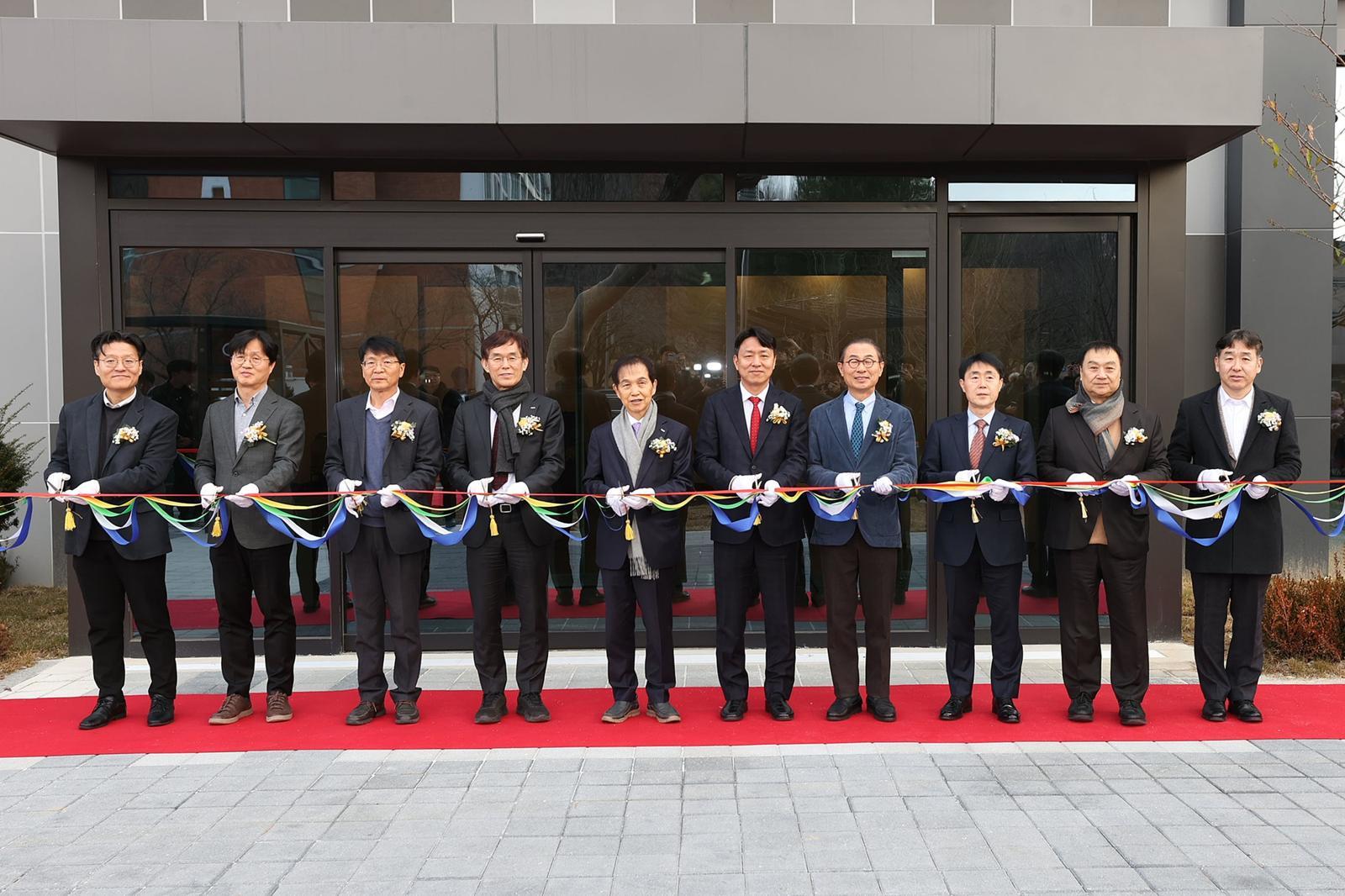 15일 대전 유성구 카이스트 문지캠퍼스에서 열린 첨단의과학 동물실험동 준공식에서 최성아 대전시 정무경제과학부시장과 이광형 카이스트 총장 등이 기념행사를 하고 있다. 카이스트 제공