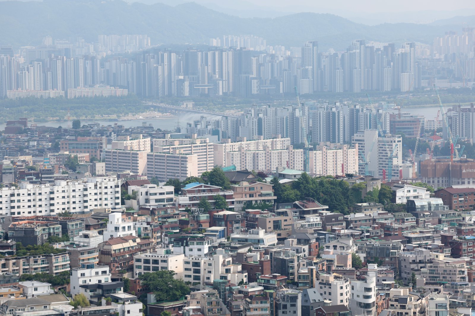 서울의 주택 평균 매매가격이 처음으로 10억원을 넘어섰다. 6일 KB국민은행에 따르면, 지난 5월 서울의 주택(아파트·단독·연립 포함) 평균 매매가격은 10억398만원으로 나타났다. 사진은 8일 서울 남산에서 바라본 시내 주택단지. 2025.06.08. [서울=뉴시스]