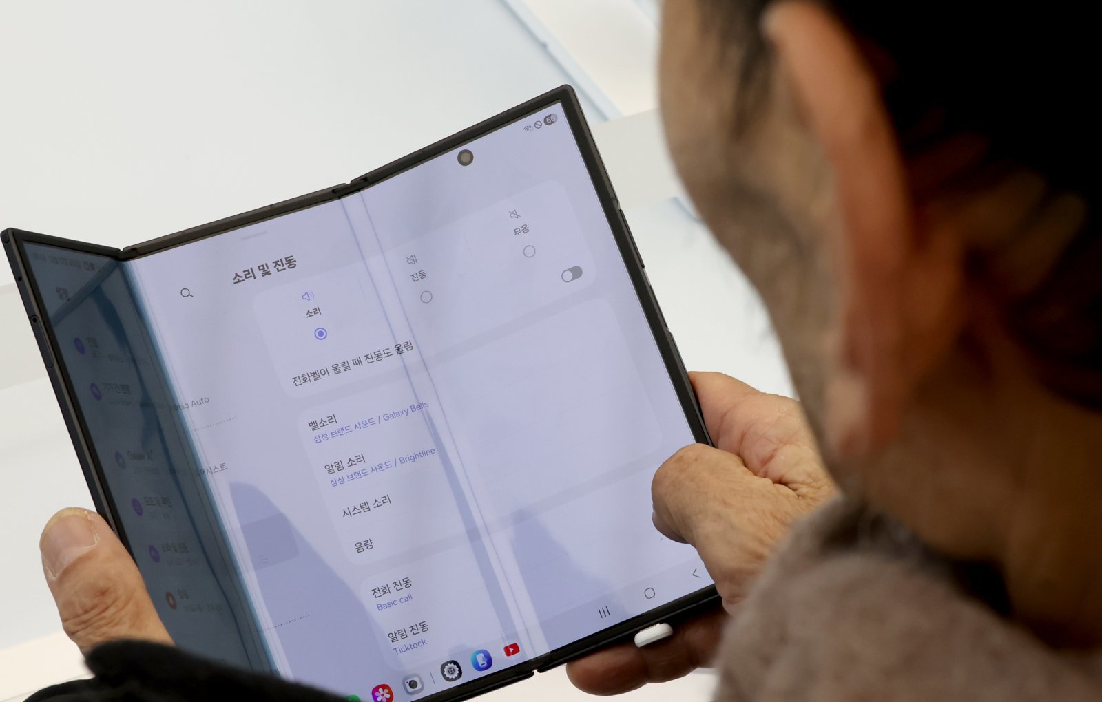 갤럭시 Z 트라이폴드가 출시된 12일 오전 서울 서초구 삼성 강남을 찾은 어르신이 제품을 살펴보고 있다. 2025.12.12/뉴스1