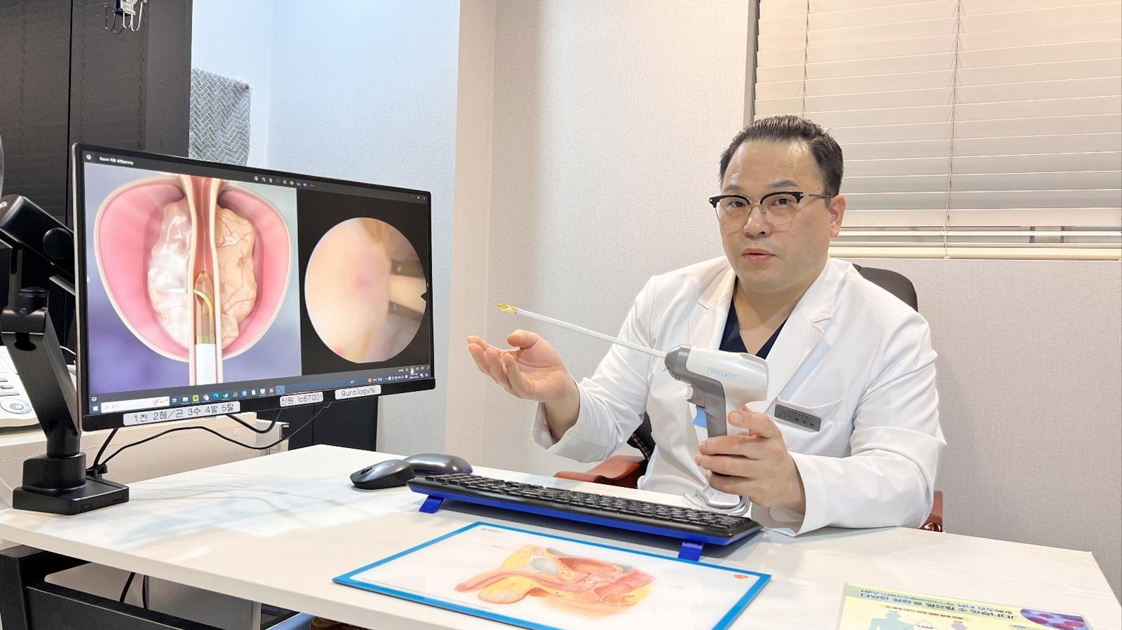 전립선 명의 박수환 나인비뇨의학과의원 원장이 전립선비대증에 대해 설명하고 있다. 나인비뇨의학과의원 제공