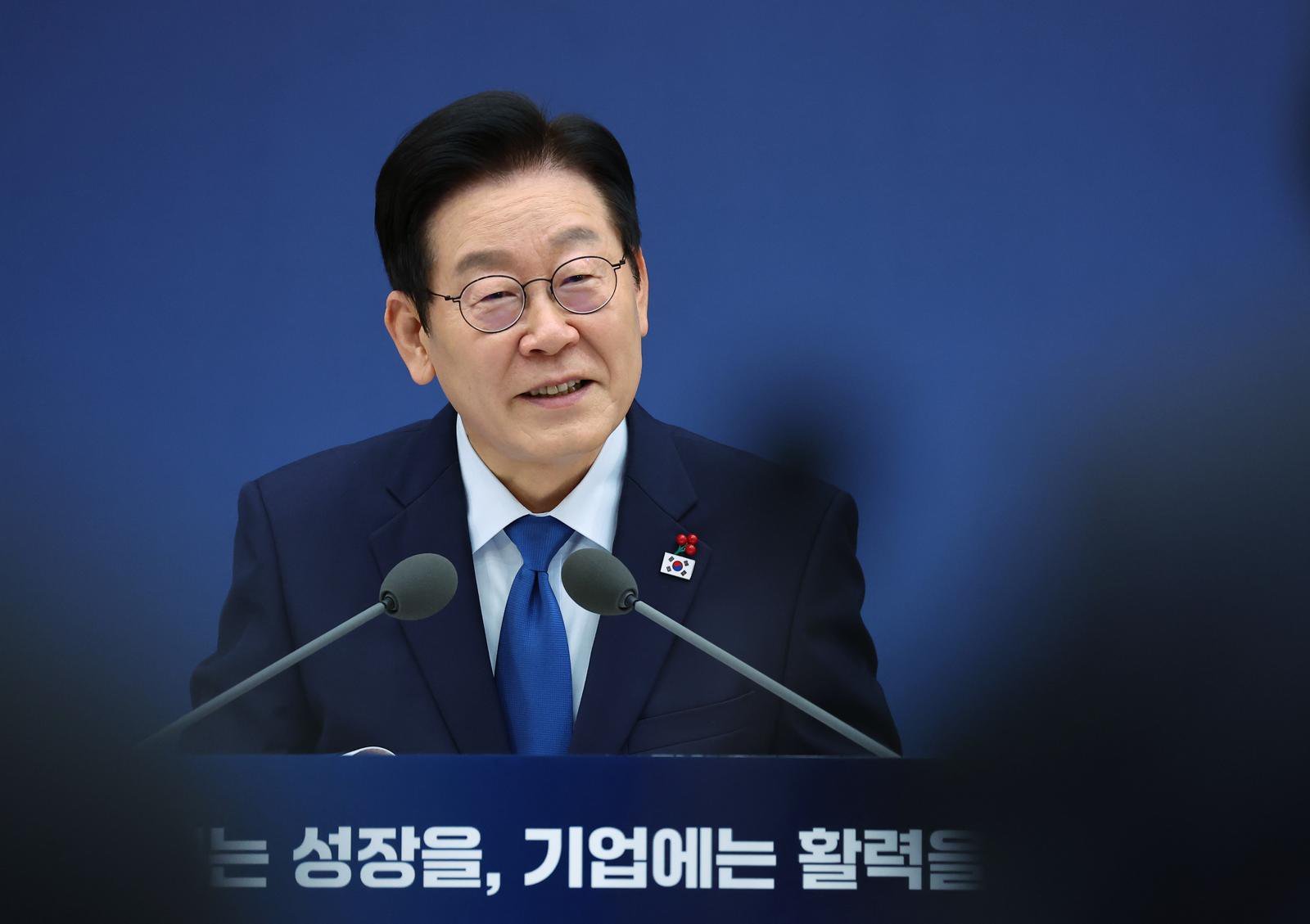 이재명 대통령이 17일 세종시 정부세종컨벤션센터에서 열린 산업통상자원부·지식재산처·중소벤처기업부 업무보고에서 발언하고 있다. (대통령실통신사진기자단) 2025.12.17. [세종=뉴시스]