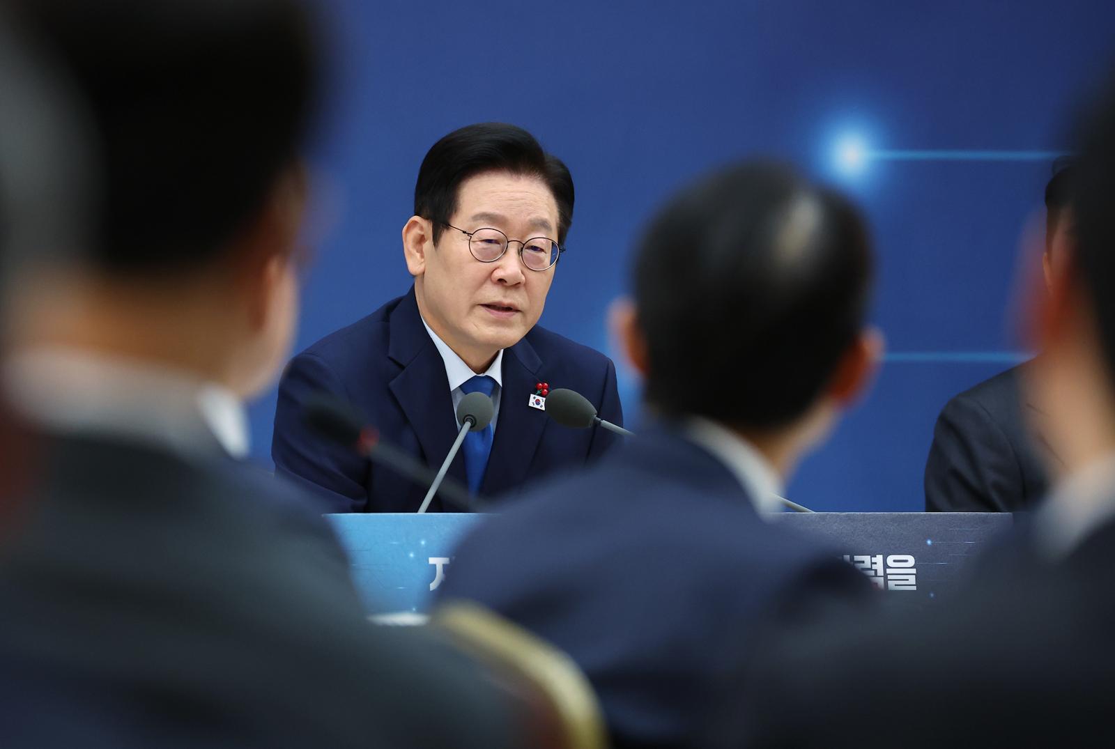 [세종=뉴시스] 최동준 기자 = 이재명 대통령이 17일 세종시 정부세종컨벤션센터에서 열린 산업통상자원부·지식재산처·중소벤처기업부 업무보고에서 발언하고 있다. (대통령실통신사진기자단) 2025.12.17. photocdj@newsis.com