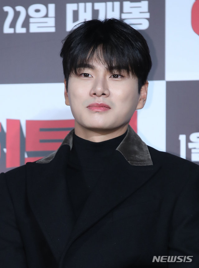 영화 ‘히트맨’ 배우 이이경이 23일 오후 서울 광진구 자양동 롯데시네마 건대입구에서 열린 제작보고회에서 질문을 듣고 있다. 영화 ‘히트맨’은 1월 22일 개봉한다.  2019.12.23. [서울=뉴시스]