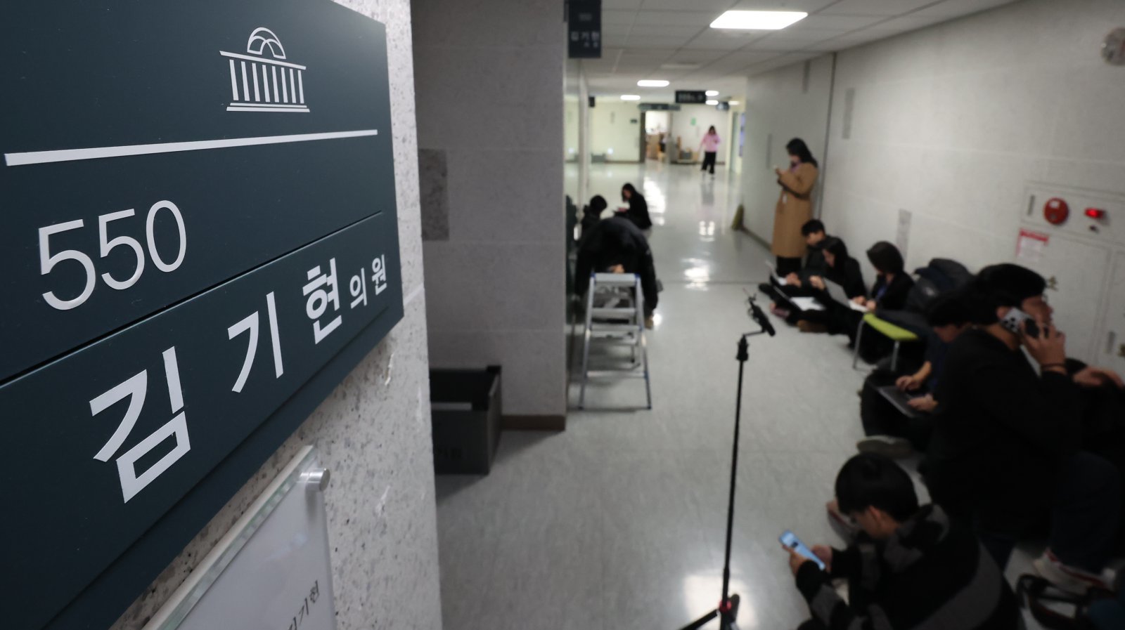 김건희특검이 ‘로저비비에 클러치백 수수 의혹’과 관련해 김기현 의원실과 자택에 대한 압수수색에 착수한 17일 오전 서울 여의도 국회의원회관 김기현 의원 사무실에서 취재진이 대기하고 있다. 2025.12.17/뉴스1