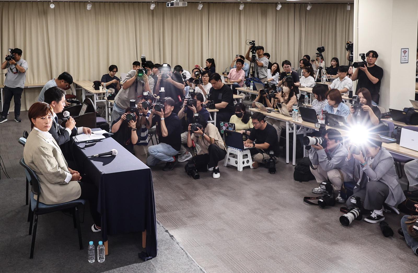 박세리 박세리희망재단 이사장이 18일 오후 서울 강남구 스페이스쉐어 삼성코엑스센터에서 부친의 사문서위조 혐의와 관련 기자회견에 참석해 있다. 2024.06.18 뉴시스