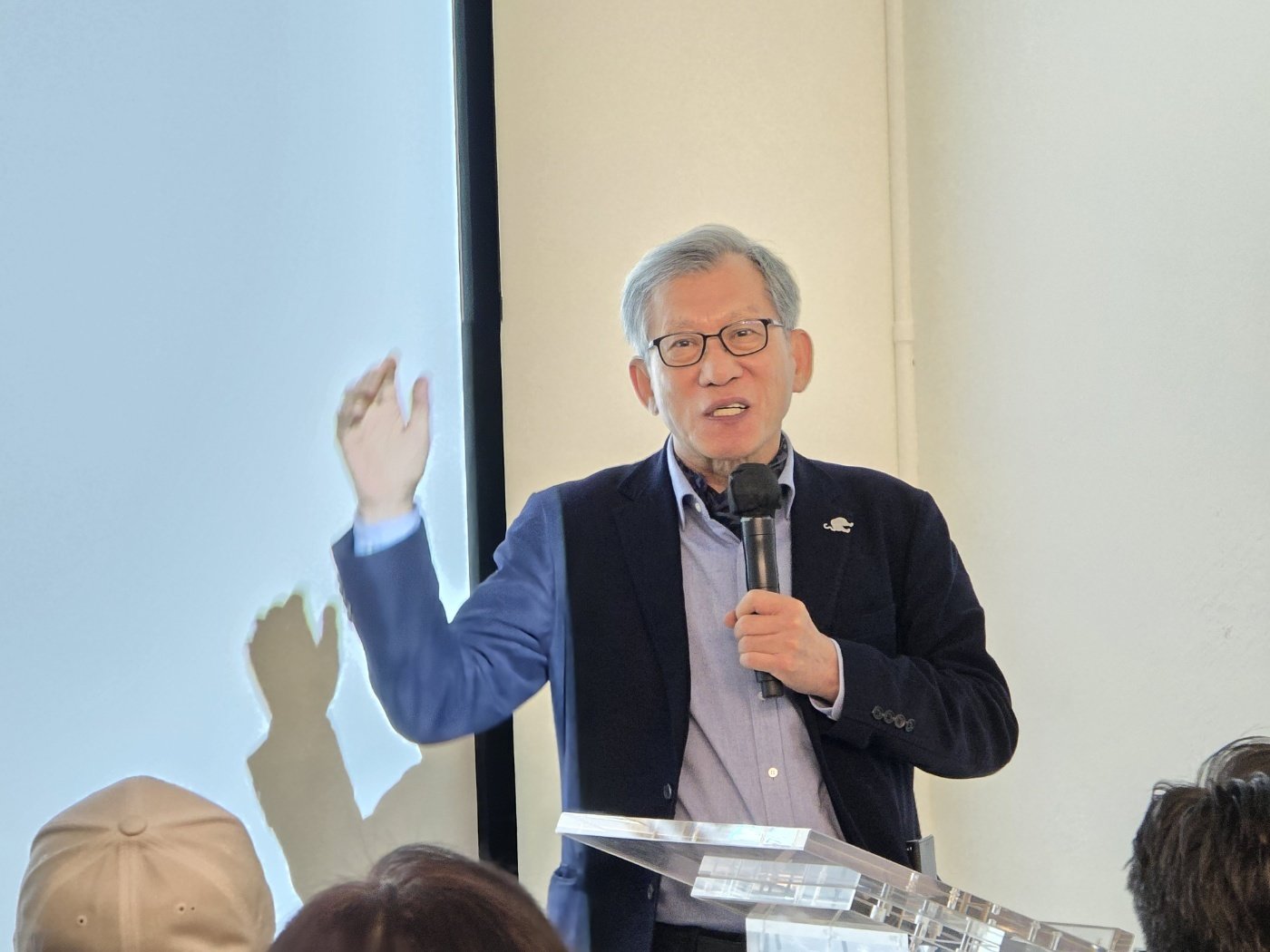 유홍준 국립중앙박물관장이 16일(현지시간) 미국 워싱턴DC 한국문화원에서 한국 고미술사를 주제로 특별강연을 하고 있다. ⓒ News1