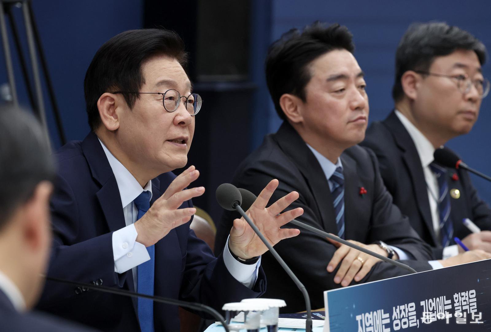 이재명 대통령이 17일 세종시 정부세종컨벤션센터에서 열린 산업통상자원부·지식재산처·중소벤처기업부 업무보고에서 발언을 하고 있다. 2025.12.17 송은석 기자 silverstone@donga.com