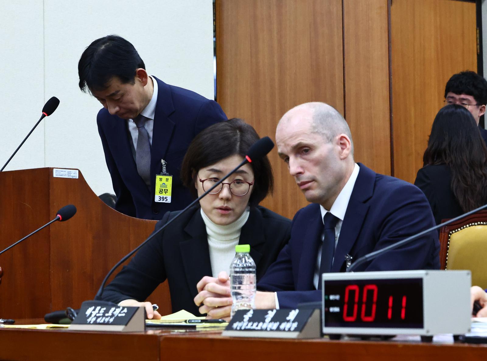 민병기 쿠팡 대외협력 총괄 부사장이 17일 오전 서울 여의도 국회 과학기술정보방송통신위원회 전체회의에서 열린 쿠팡 침해사고 관련 청문회에서 답변을 마친 후 인사하고 있다. 뉴시스