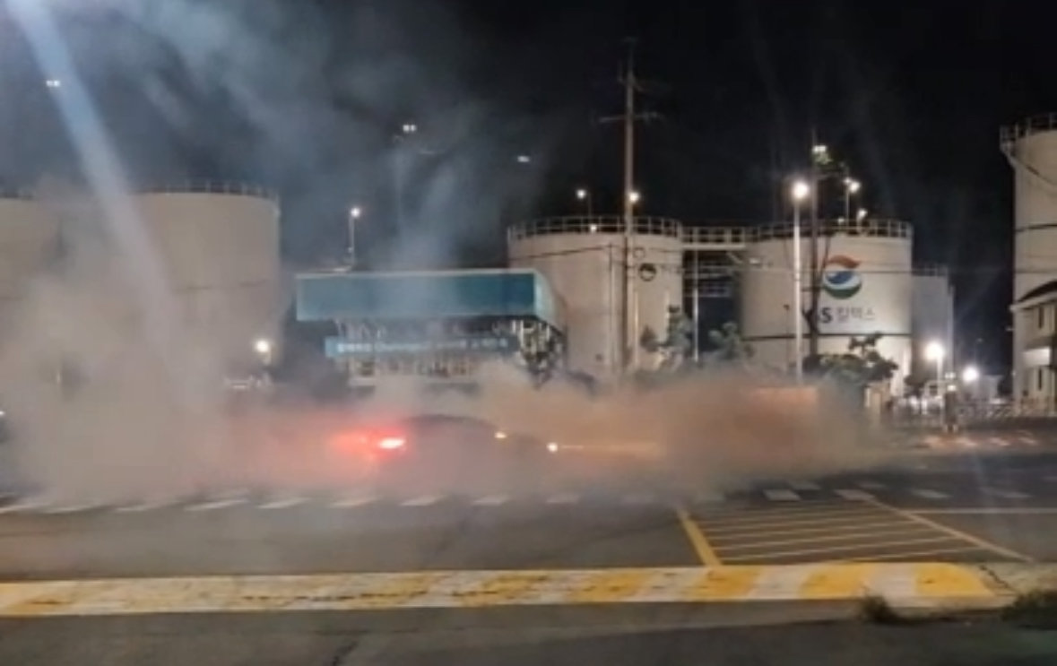 지난달 26일 밤 제주시 제주항 5부두 앞 도로에서 난폭운전을 하는 렌터카 모습.(독자제공. 재판매 및 DB 금지)