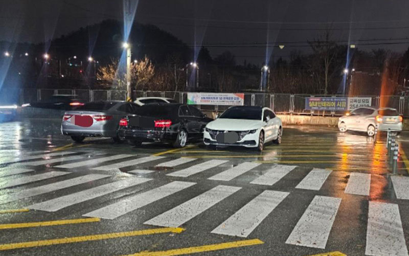 교차로 한복판을 불법주차로 막아선 3대의 차량들. 온라인 커뮤니티 보배드림 캡처