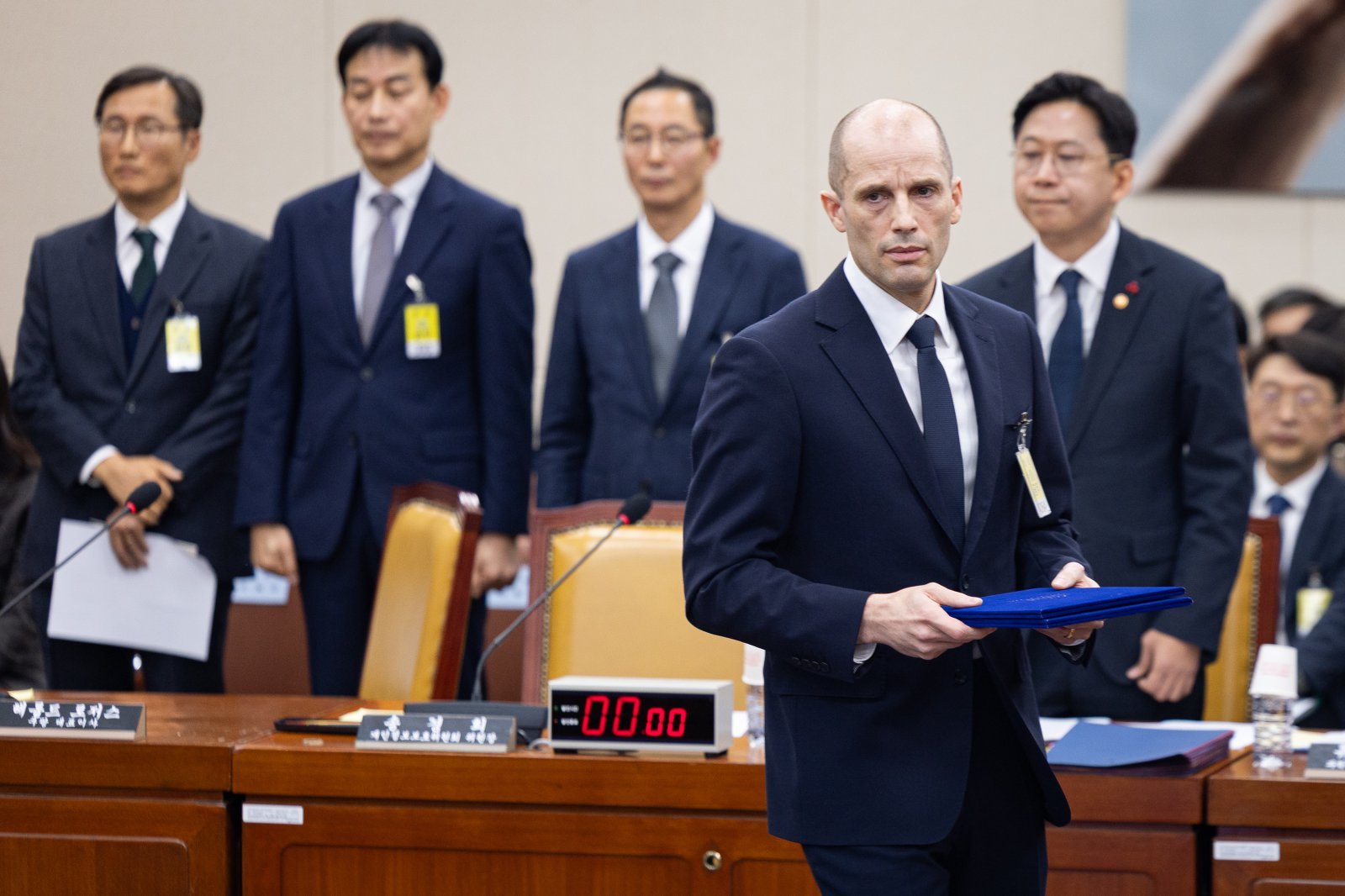해롤드 로저스 쿠팡 임시 대표가 17일 서울 여의도 국회 과학기술정보방송통신위원회에서 열린 쿠팡 개인정보 유출 사고 관련 청문회에서 증인 선서를 마친 후 최민희 과방위원장에게 선서문을 전달하기 위해 이동하고 있다. 2025.12.17/뉴스1