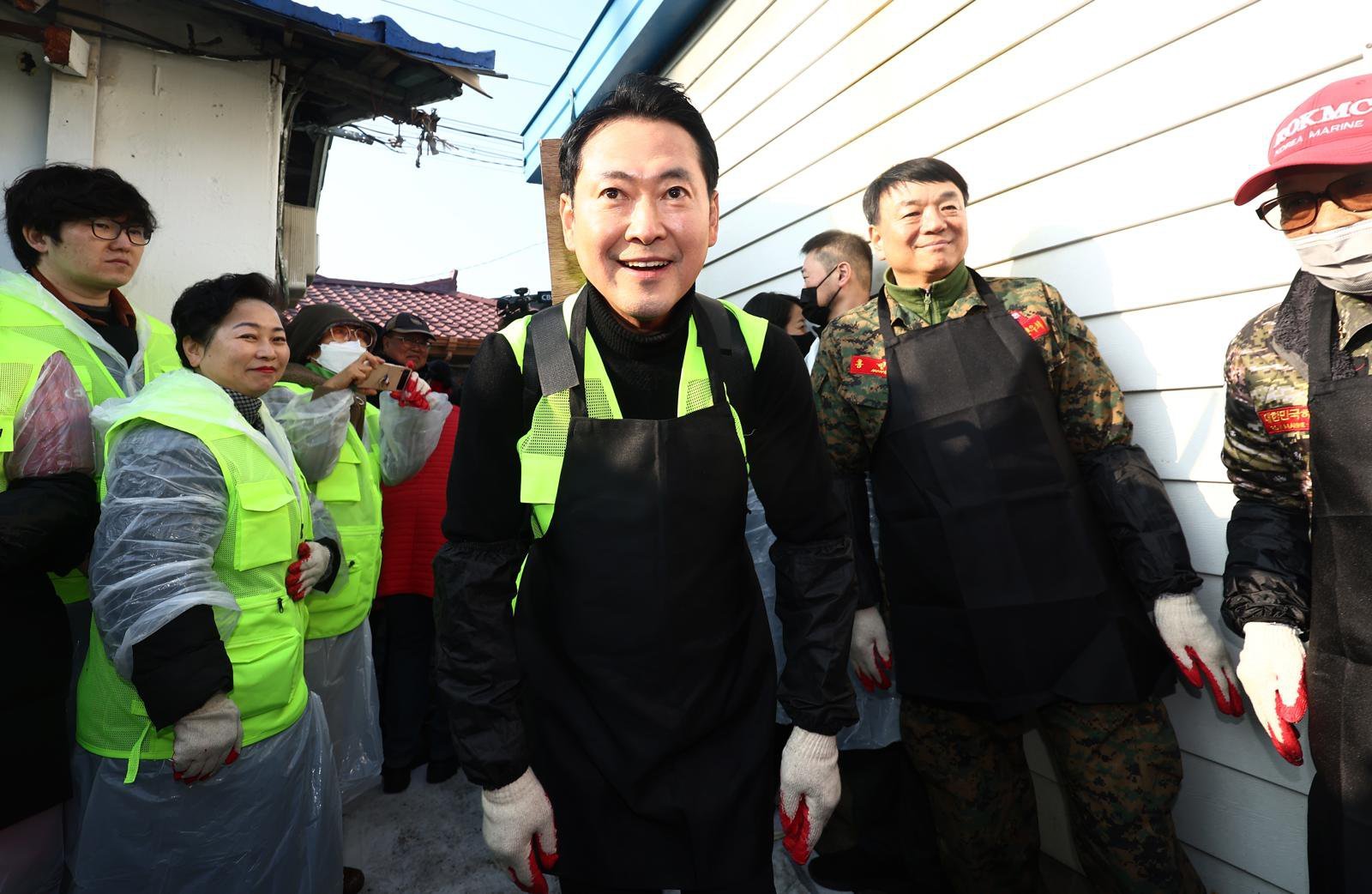 [고양=뉴시스] 장동혁 국민의힘 대표가 17일 경기 고양시 화전마을에서 ‘청년과 함께 따뜻한 겨울나기’ 연탄 배달 봉사활동을 하고 있다. (공동취재) 2025.12.17.