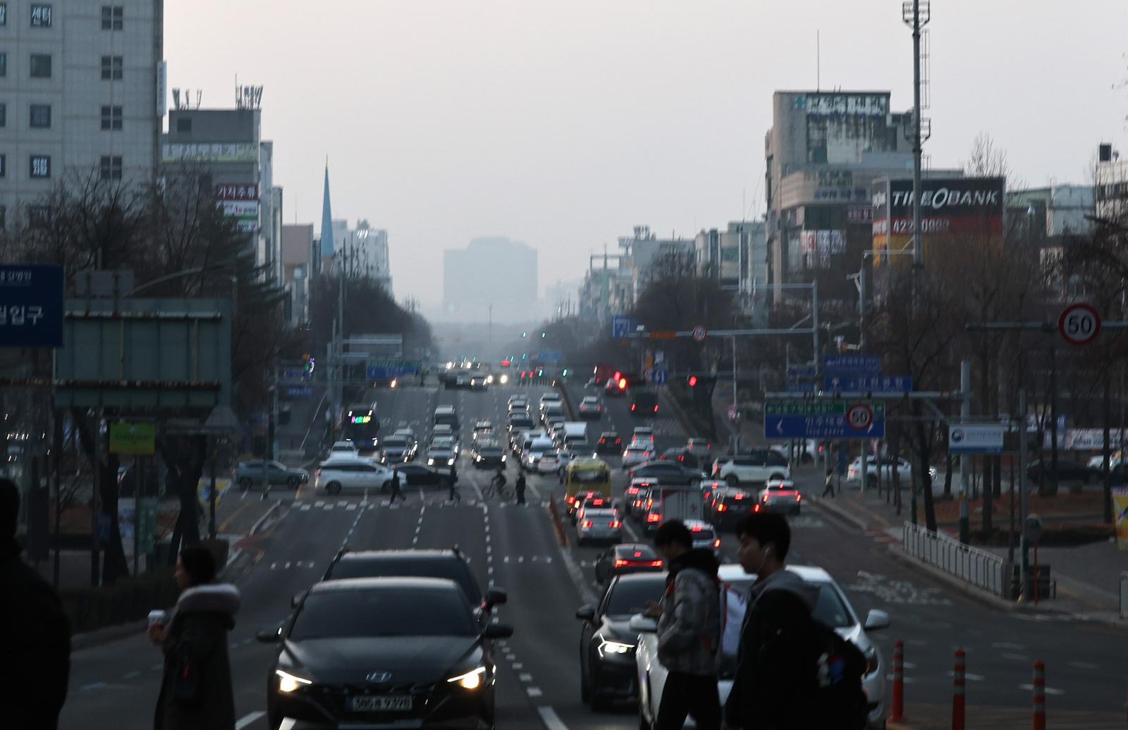 수도권이 초미세먼지 나쁨을 보인 17일 오전 인천 남동구 구월동에서 바라본 하늘이 뿌옇게 보이고 있다. 2025.12.17 인천=뉴시스