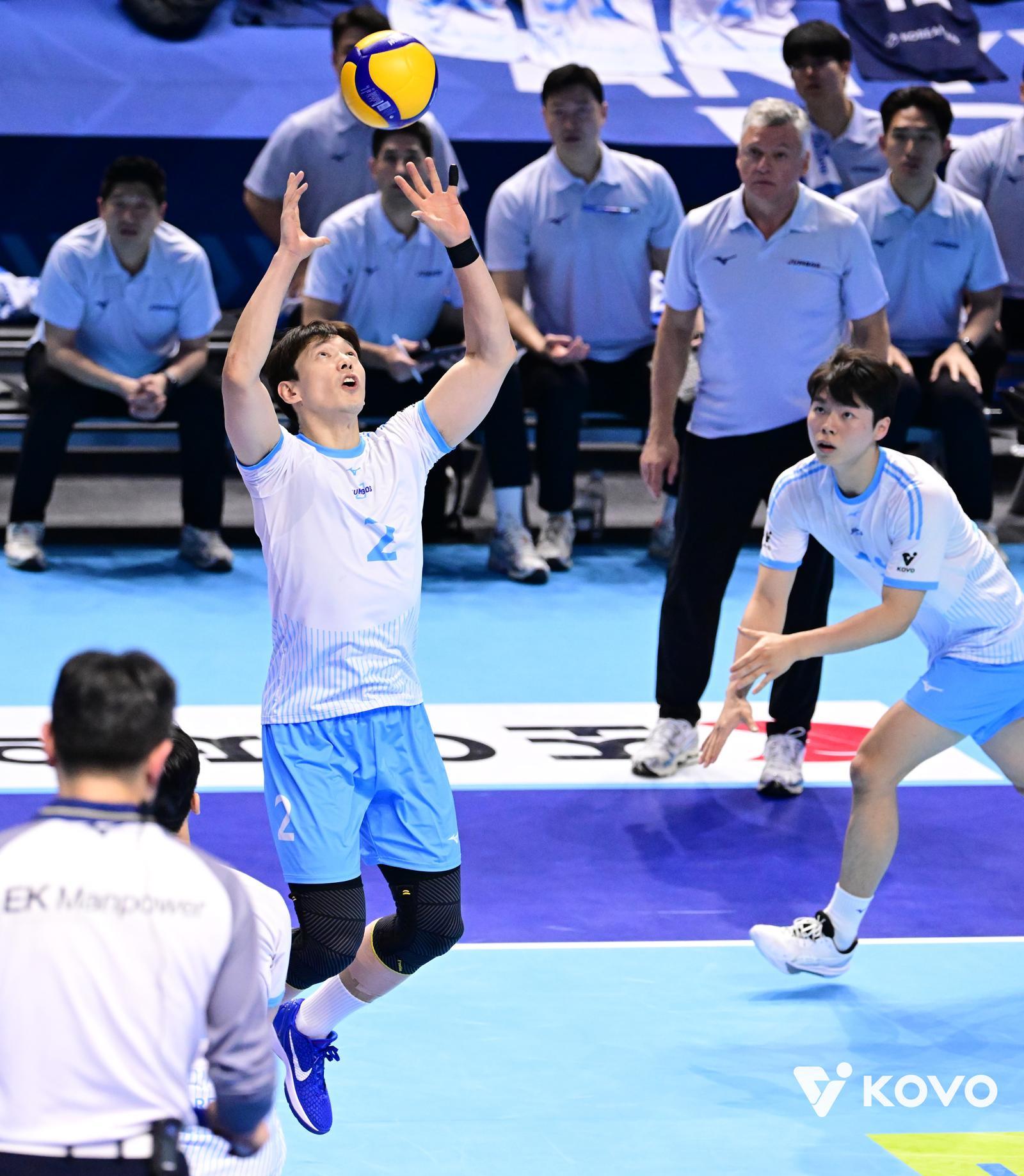 프로배구 남자부 대한항공의 베테랑 세터 한선수(왼쪽)가 16일 인천 계양체육관에서 열린 현대캐피탈과의 안방경기에서세트( 토스)를 하고 있다. 대한항공은 이날 마흔 번째 생일을 맞은 한선수의 활약에 힘입어 3-0 완승을 거뒀다. 한국배구연맹(KOVO) 제공