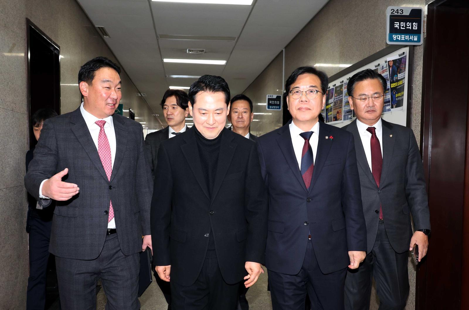 장동혁 국민의힘 대표가 17일 오후 서울 여의도 국회 원내대표실에서 송언석 원내대표 등 지도부와 면담을 마치고 의총장으로 향하고 있다. 왼쪽부터 정희용 사무총장, 장 대표, 송 원내대표, 유상범 원내운영수석부대표. 2025.12.17. 뉴시스