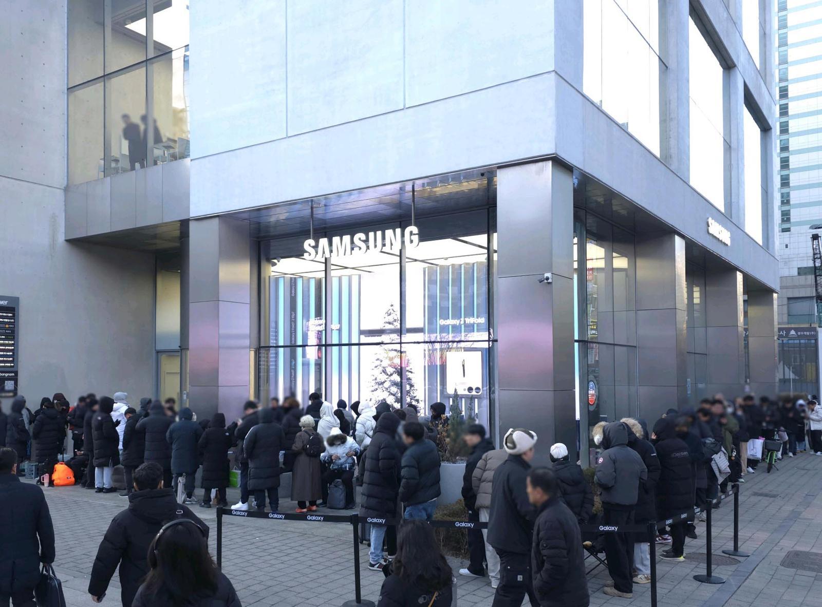 갤럭시 Z 트라이폴드 국내 공식 출시일인 12일 서울 서초구 삼성 강남에서 고객들이 갤럭시 Z 트라이폴드 구매를 위해 대기하고 있다. (사진=삼성전자 제공) 2025.12.12