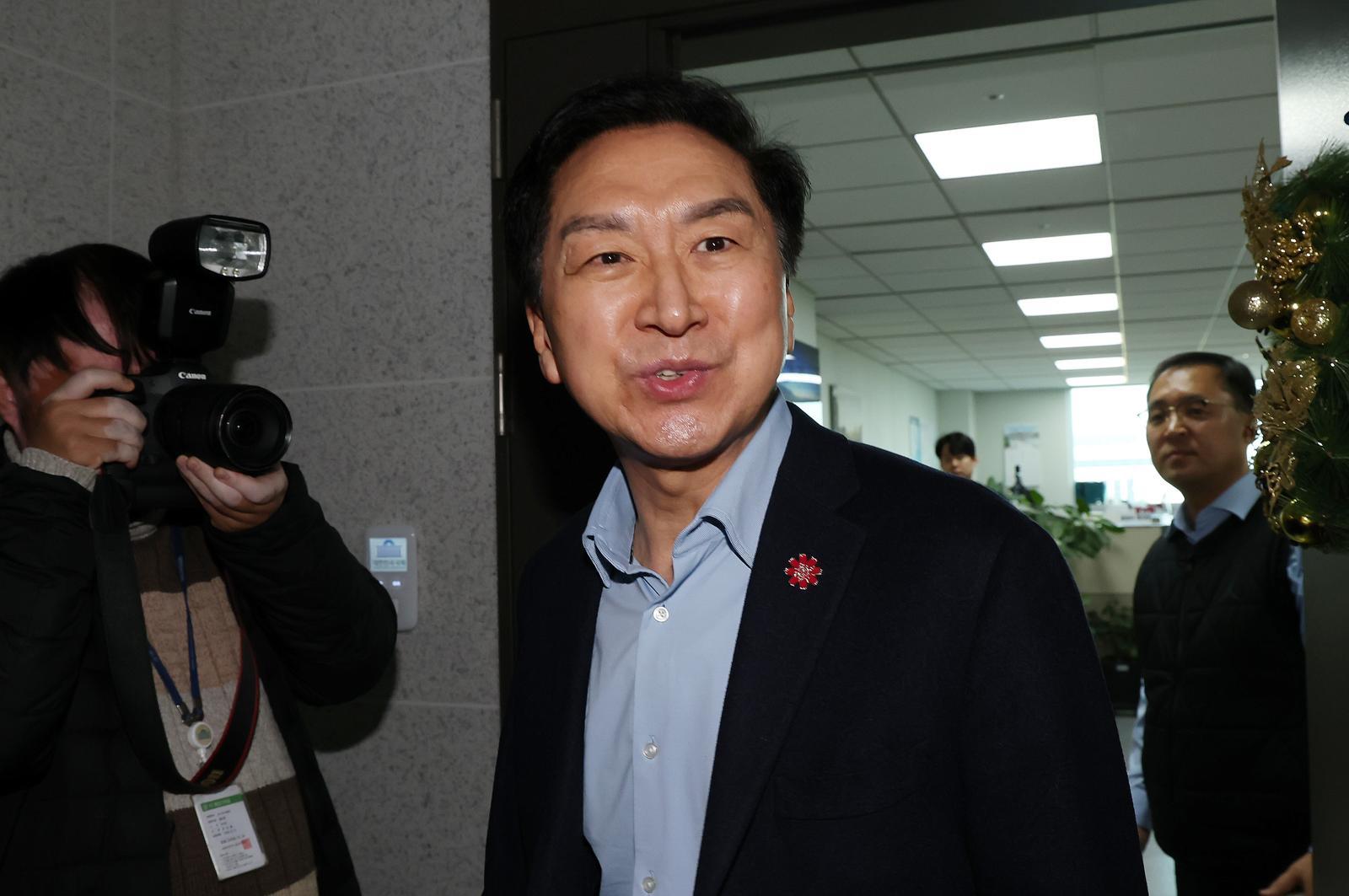 김건희특검이 ‘로저비비에 클러치백 수수 의혹’과 관련해 김기현 의원실과 자택에 대한 압수수색에 착수한 17일 오전 서울 여의도 국회의원회관에서 김기현 의원이 사무실로 들어가며 취재진 질문에 답하고 있다. 2025.12.17/뉴스1 ⓒ