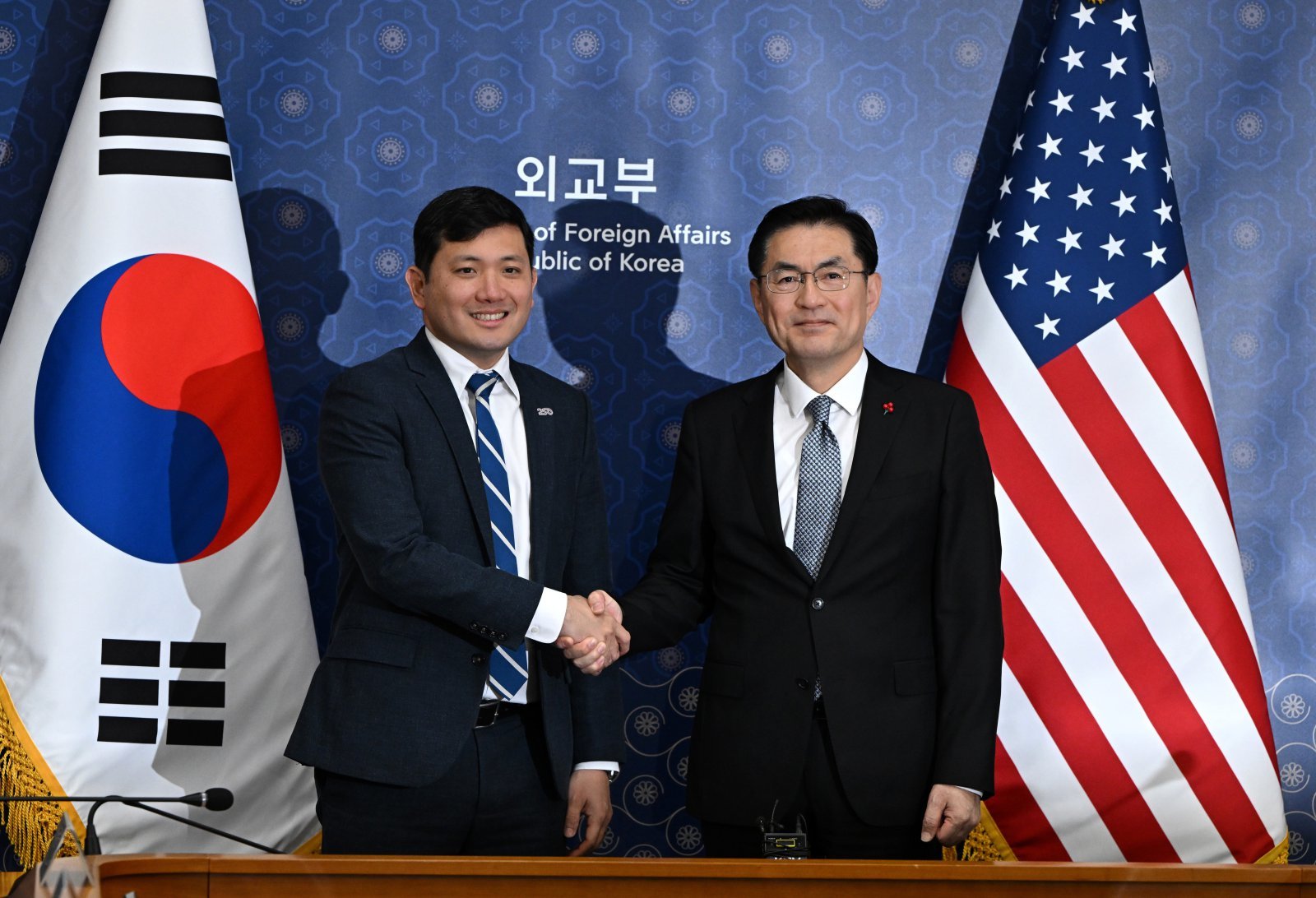 정연두 외교전략정보본부장과 케빈 김 미 대사대리가 16일 오전 서울 종로구 외교부 청사에서 열린 한미 정상회담 ‘Joint Fact Sheet’ 후속 협의에 앞서 기념촬영을 하고 있다. (공동취재) 2025.12.16/뉴스1