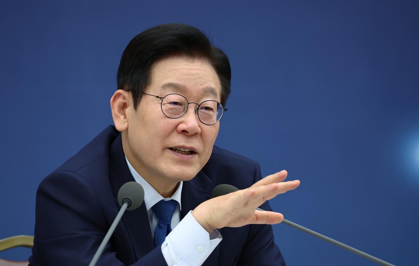 이재명 대통령이 17일 세종시 정부세종컨벤션센터에서 열린 기후에너지환경부(기상청)·원자력안전위원회 업무보고에서 김성환 기후에너지환경부 장관에게 양수발전의 효율성 관련 질문을 하고 있다. 2025.12.17 대통령실통신사진기자단