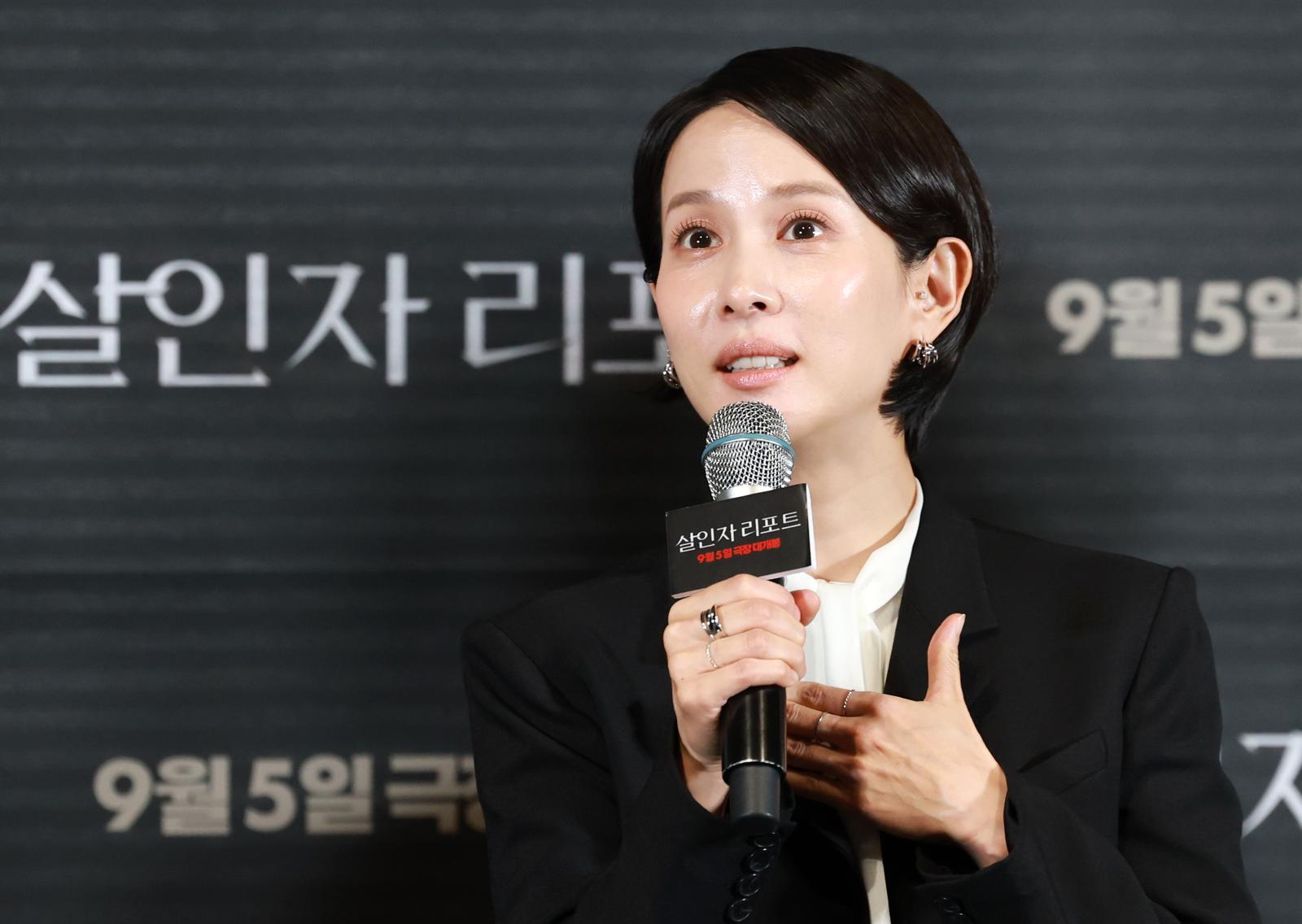 배우 조여정이 28일 서울 용산구 CGV용산아이파크몰에서 열린 영화 ‘살인자 리포트‘(감독 조영준) 언론시사회 및 기자간담회에 참석해 취재진 질문에 답하고 있다. 뉴스1