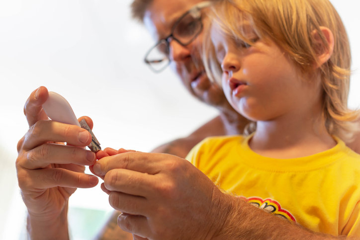 전문가들은 손톱깎이를 통한 C형 간염 및 사마귀 바이러스의 가족 내 전염 위험성을 경고했다. 감염 차단을 위해 주기적인 열탕 소독과 알코올 세척을 생활화하고 네일숍 등에서는 멸균 여부를 꼼꼼히 확인해야 한다. 사진=게티이미지뱅크.