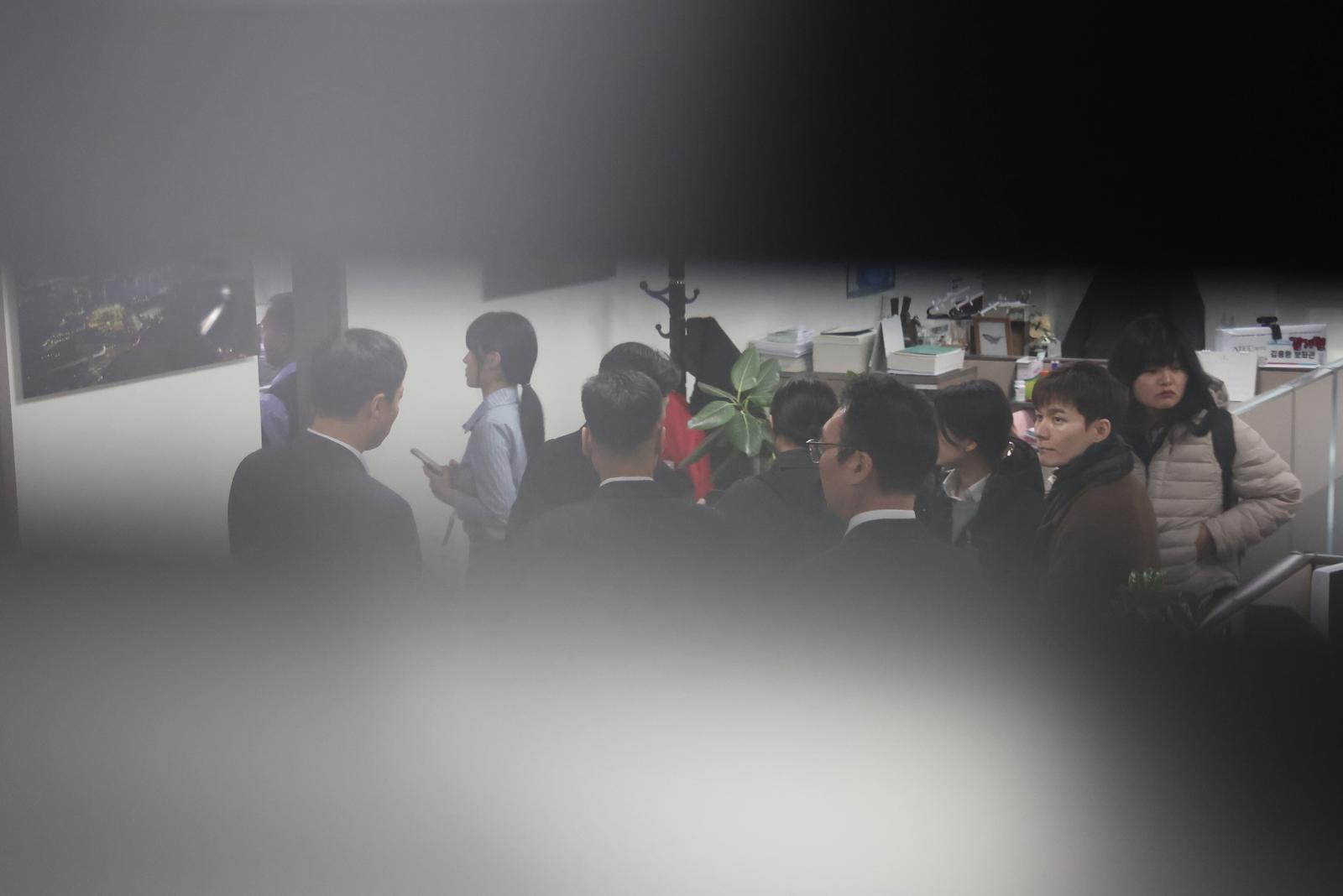 ‘로저비비에 클러치백 수수 의혹’과 관련해 김기현 의원실과 자택에 대한 압수수색에 착수한 김건희 특검팀이 17일 서울 여의도 국회의원회관 김기현 의원실에 도착해 있다. 2025.12.17/뉴스1