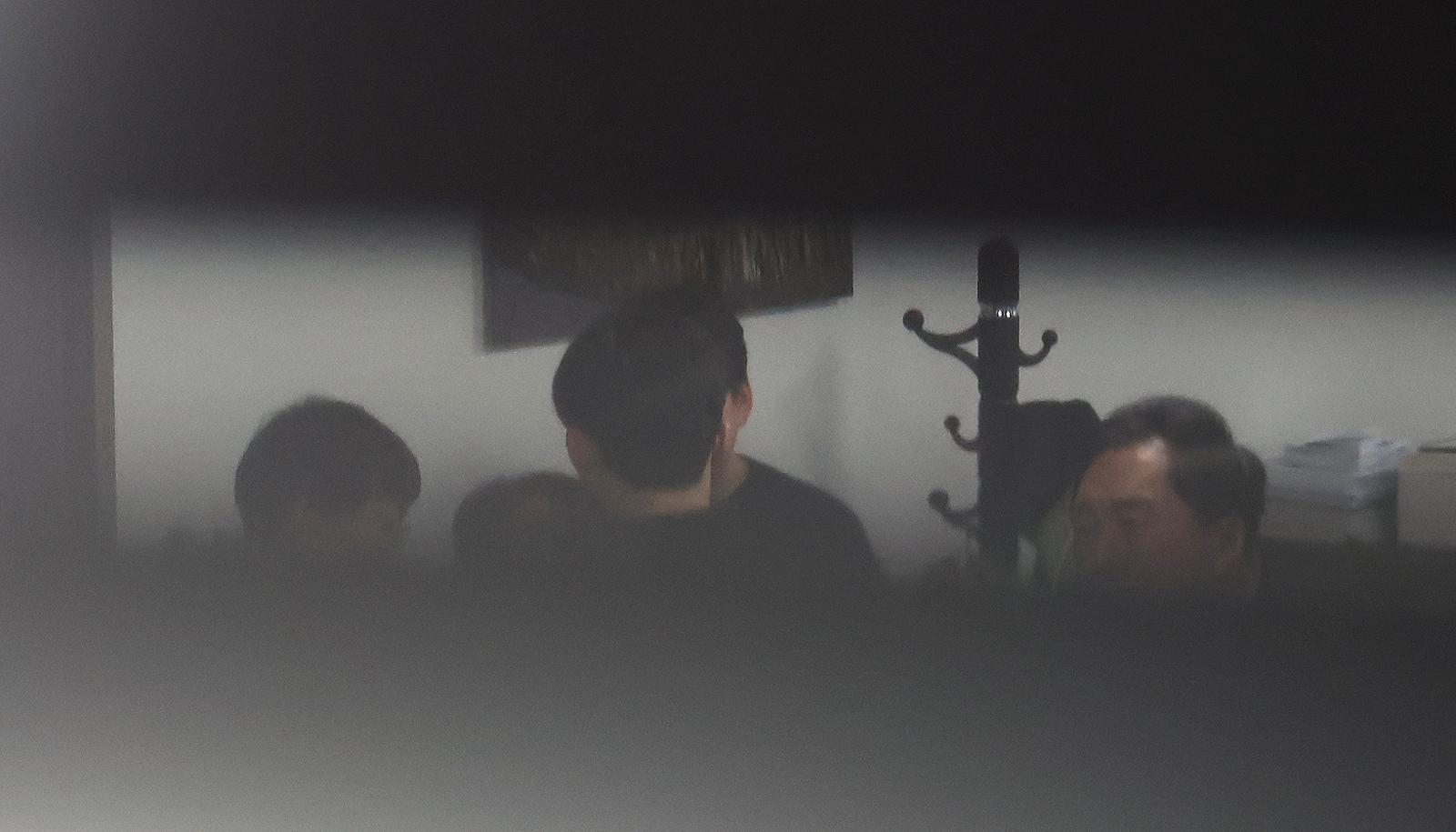 김건희특검이 ‘로저비비에 클러치백 수수 의혹’과 관련해 김기현 의원실과 자택에 대한 압수수색에 착수한 17일 서울 여의도 국회의원회관 김기현 의원실에서 김 의원(오른쪽)이 분주한 모습을 보이고 있다. 2025.12.17/뉴스1