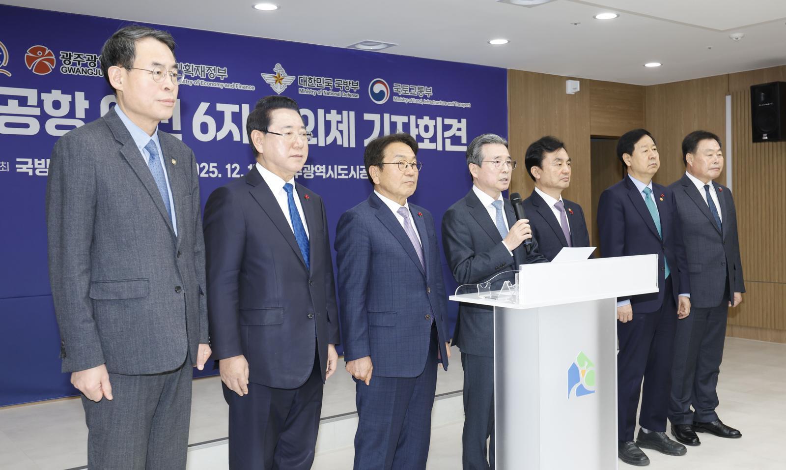 17일 오전 광주 서구 광주도시공사에서 열린 광주군공항이전 6자협의체회의를 마친 참석자들이 기자회견을 하고 있다. 왼쪽부터 강희업 국토교통부 제2차관, 김영록 전남도지사, 강기정 광주시장,김용범 대통령비서실 정책실장, 안규백 국방부장관, 구윤철 기획재정부장관, 김산 무안군수 2025.12.17/뉴스1