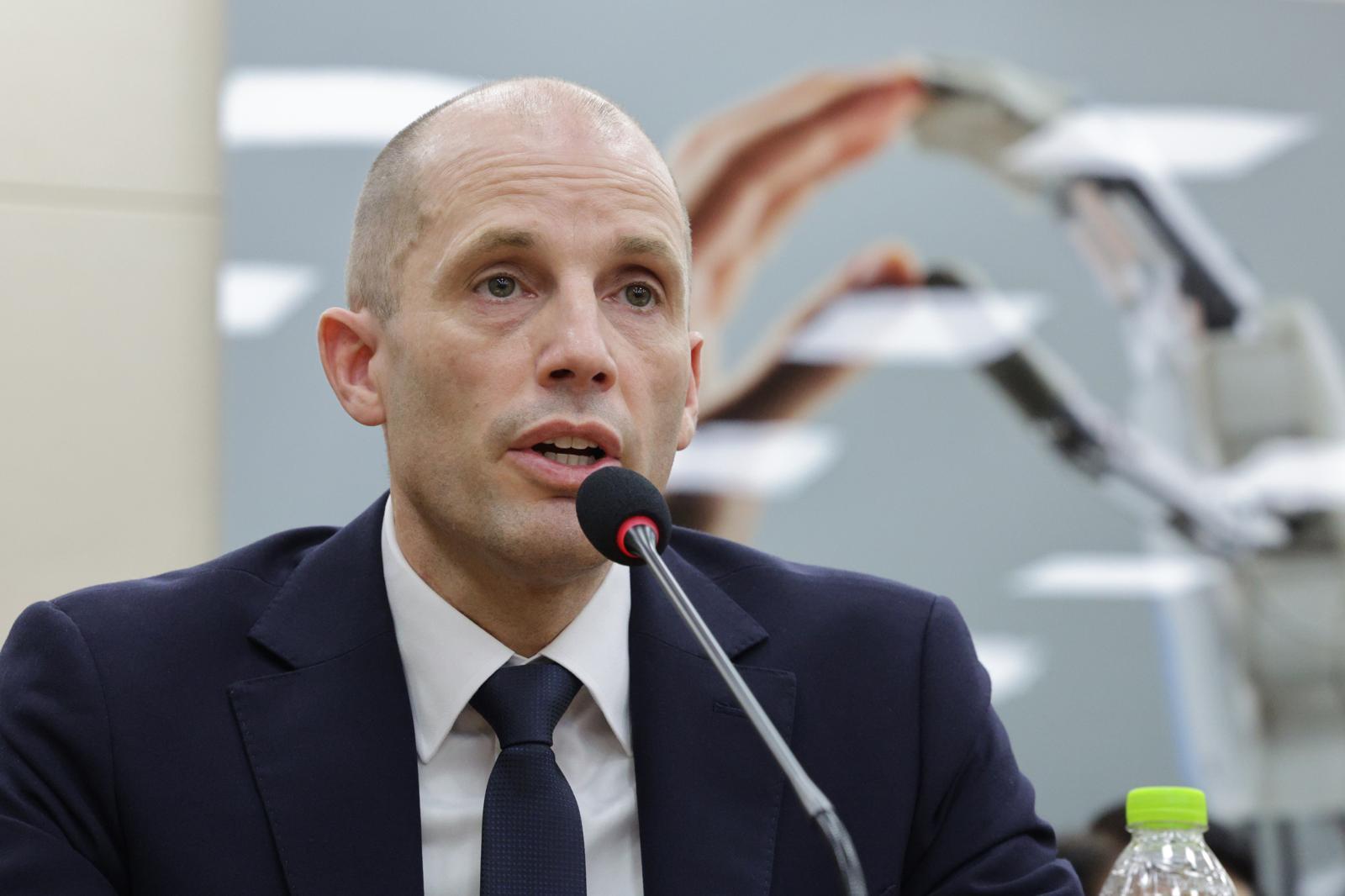 해롤드 로저스 쿠팡 임시 대표가 17일 서울 여의도 국회 과학기술정보방송통신위원회에서 열린 쿠팡 침해사고 관련 청문회에서 의원 질의에 답변하고 있다. 2025.12.17/뉴스1