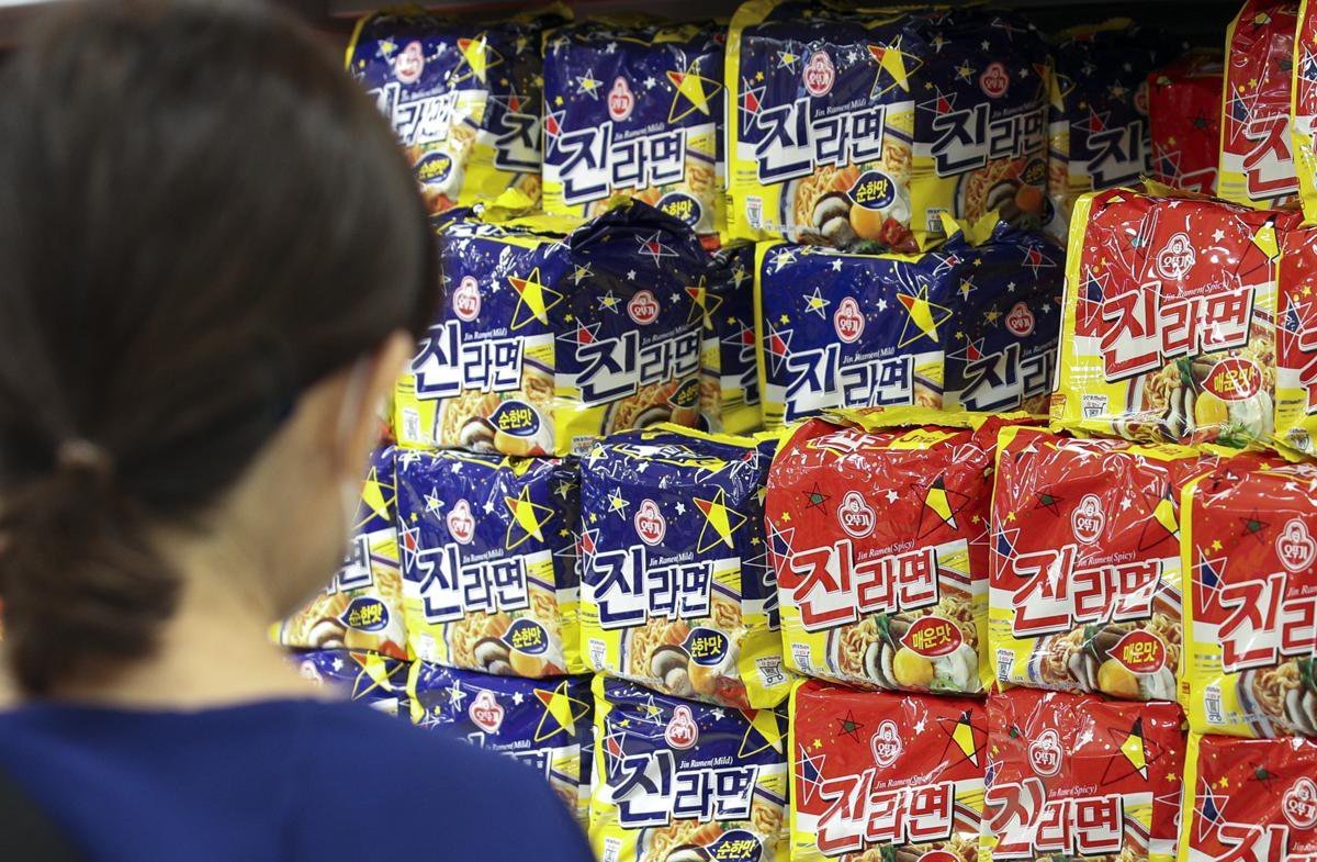 오뚜기가 원재료 가격 인상과 지속적으로 상승세를 보이는 인건비, 물류비에 1일 부터 진라면 등 주요 라면 가격을 평균 11.9% 인상한다고 밝혔다. 사진은 1일 오전 서울시내 한 대형마트를 찾은 시민들이 라면을 고르고 있다. 뉴시스