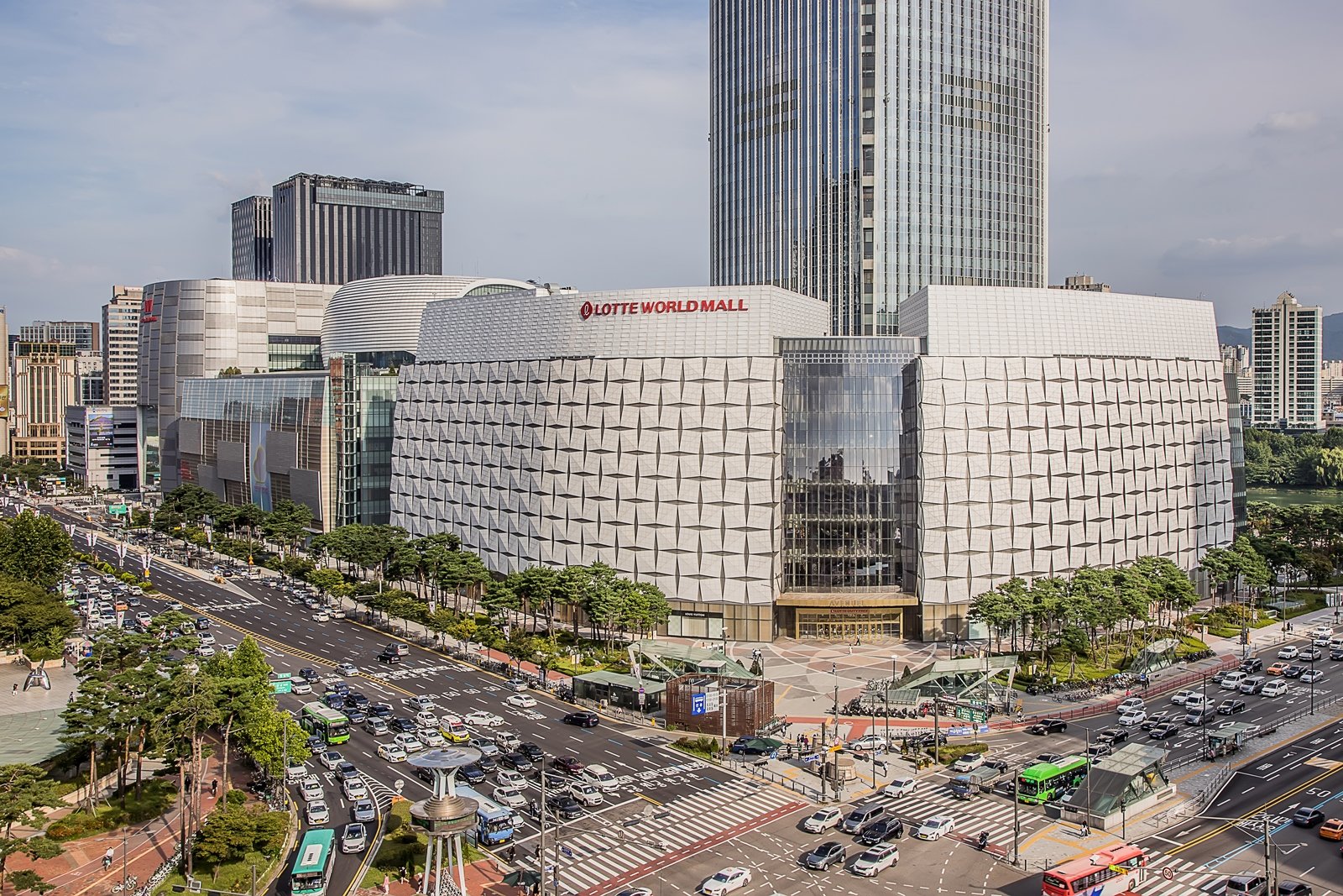 롯데에비뉴엘 잠실 및 롯데월드몰 전경.