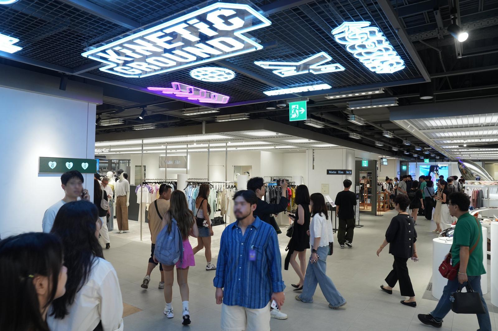 K패션 전문관 키네틱 그라운드 1호점을 방문한 고객들의 모습.