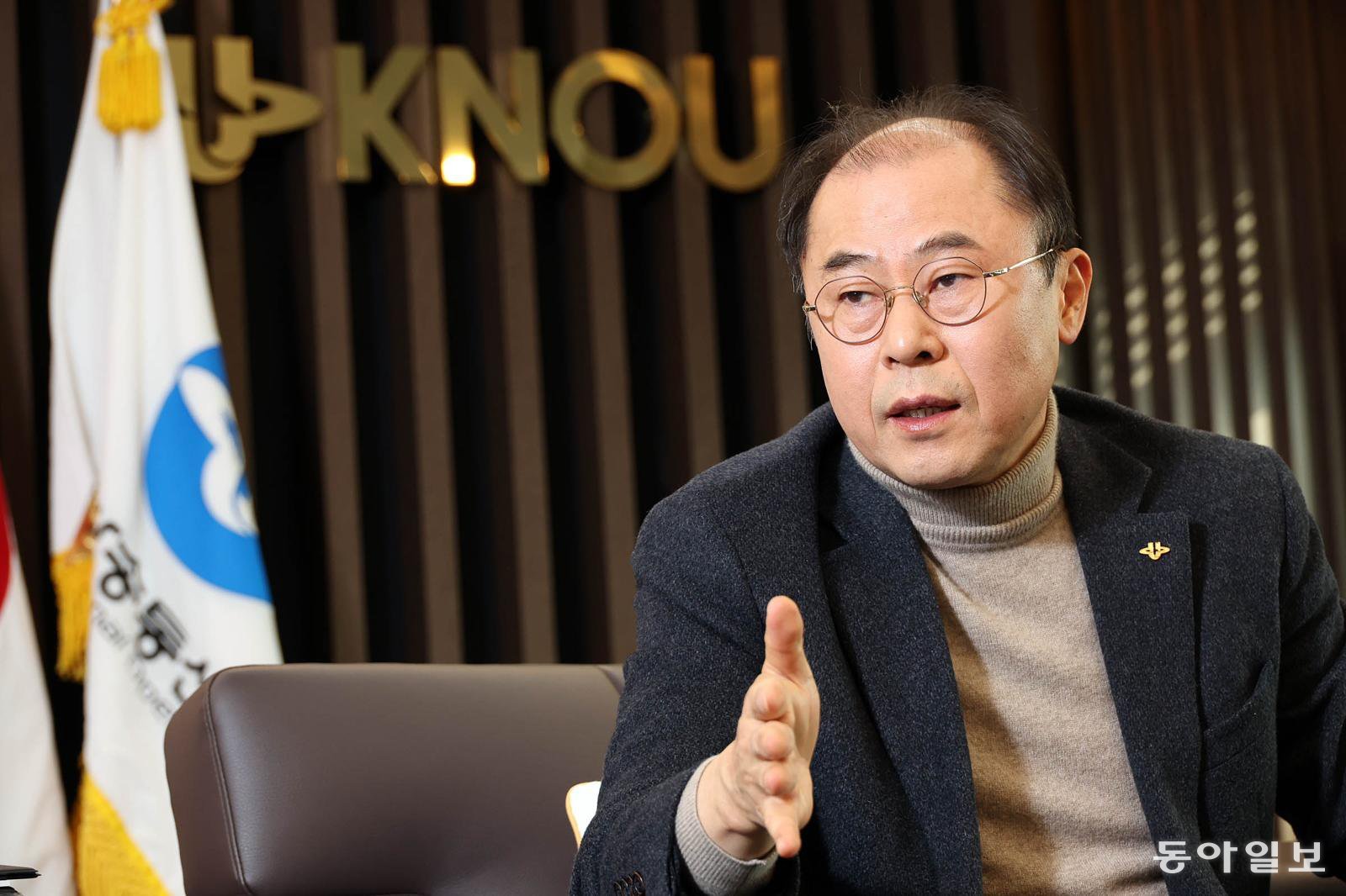 고성환 한국방송통신대 총장은 “임기 내내 한 번도 표결을 거치지 않고 합의로 의사결정을 할 수 있어 구성원에게 감사했다”며 “등록금 인상 요구 의견도 있었지만 방송대는 계속 저렴한 등록금으로 교육 복지를 실현할 수 있길 바란다”고 말했다. 전영한 기자 scoopjyh@donga.com