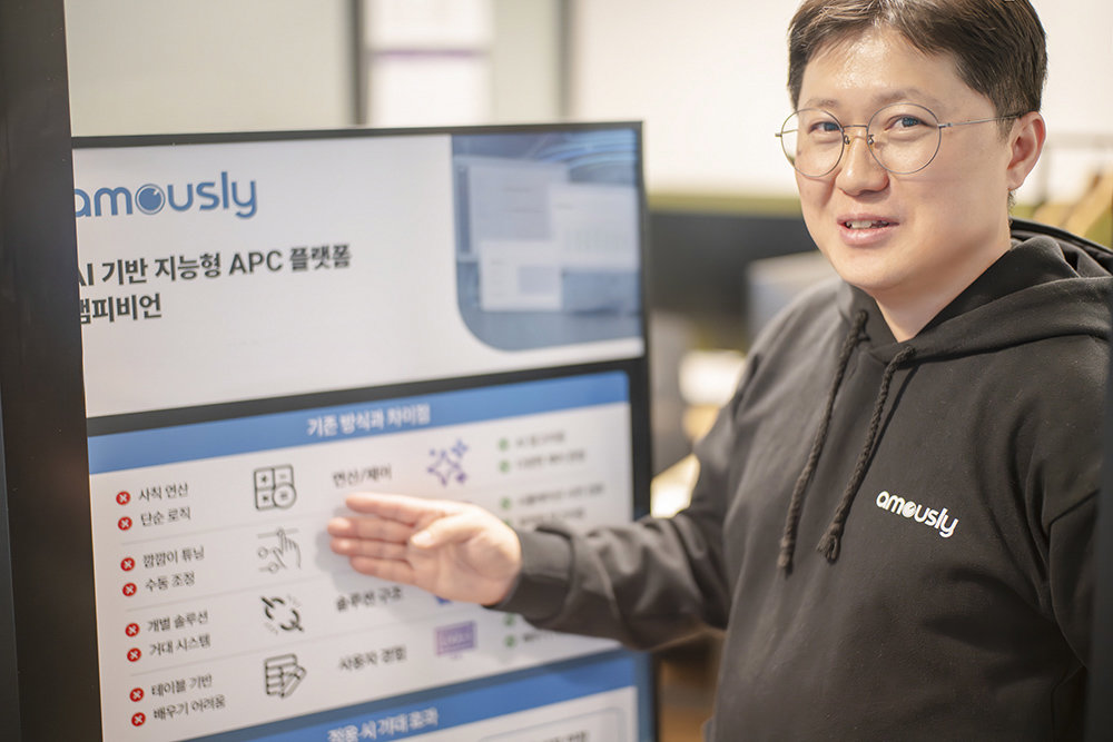 최승천 대표가 에이머슬리 앰피비언 설루션의 특징 등을 소개하고 있다 / 출처=IT동아