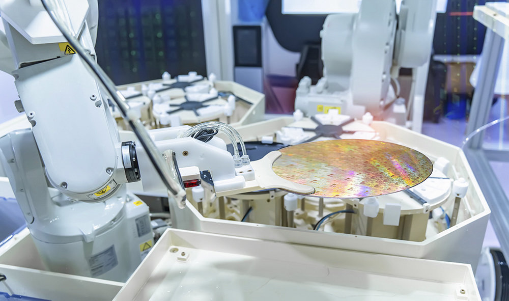 반도체 제조 공정은 많은 부분이 자동화되어 있지만 여전히 사람이 손으로 제어해야하는 부분도 있다 / 출처=셔터스톡