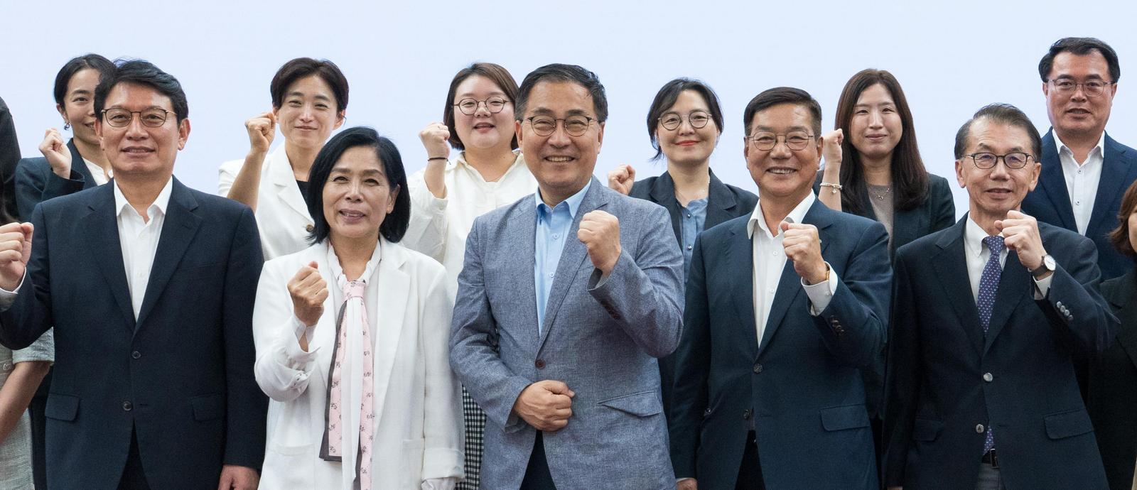 올 9월 8일 서울 영등포구 국회 의원회관에서 열린 ‘디지털 환경에서의 아동청소년 권리 보장을 위한 정책토론회’에서 참석자들이 포즈를 취하고 있다. 앞줄 왼쪽은 조인철 더불어민주당 의원, 왼쪽에서 세 번째는 최형두 국민의힘 의원, 네 번째는 황영기 초록우산 회장. 초록우산 제공