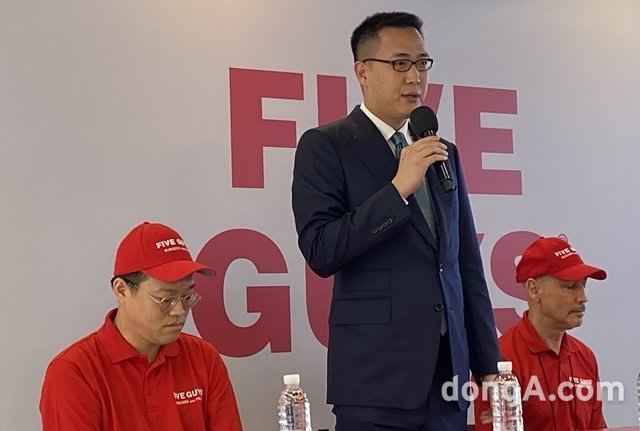 김동선 한화갤러리아·한화호텔앤드리조트 부사장이 파이브가이즈 국내 1호점 개점 당시 기자들을 만나 브랜드에 대해 설명하고 있다. 윤우열 기자 cloudancer@donga.com