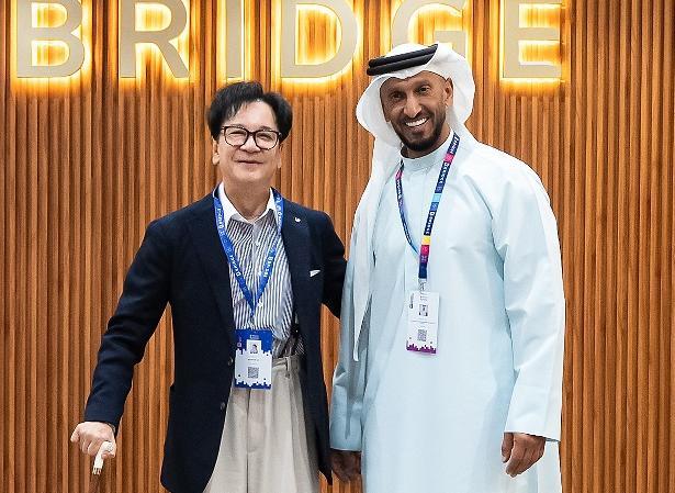 CJ그룹은 이재현 회장(왼쪽)이 아랍에미리트(UAE)에서 압둘라 알 하마드 UAE 국립미디어오피스 의장과 만나 사업 협력 전략을 논의했다고 17일 밝혔다. CJ그룹 제공