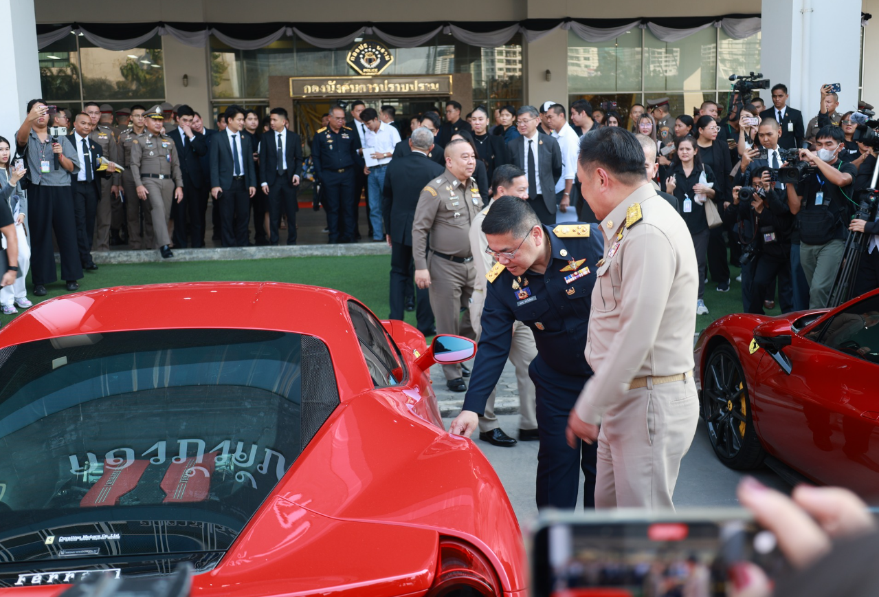 12월 3일 태국 자금세탁방지국이 국제 사기 범죄 조직에서 압류한 고급 차량을 언론에 공개하고 있다. 태국 자금세탁방지국 제공