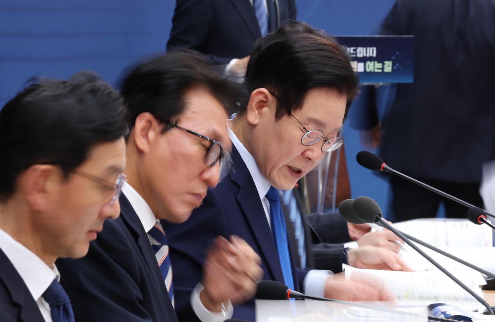 [세종=뉴시스] 최동준 기자 = 이재명 대통령이 17일 세종시 정부세종컨벤션센터에서 열린 산업통상부·지식재산처·중소벤처기업부 업무보고에서 자료를 살펴보고 있다. (대통령실통신사진기자단) 2025.12.17. photocdj@newsis.com