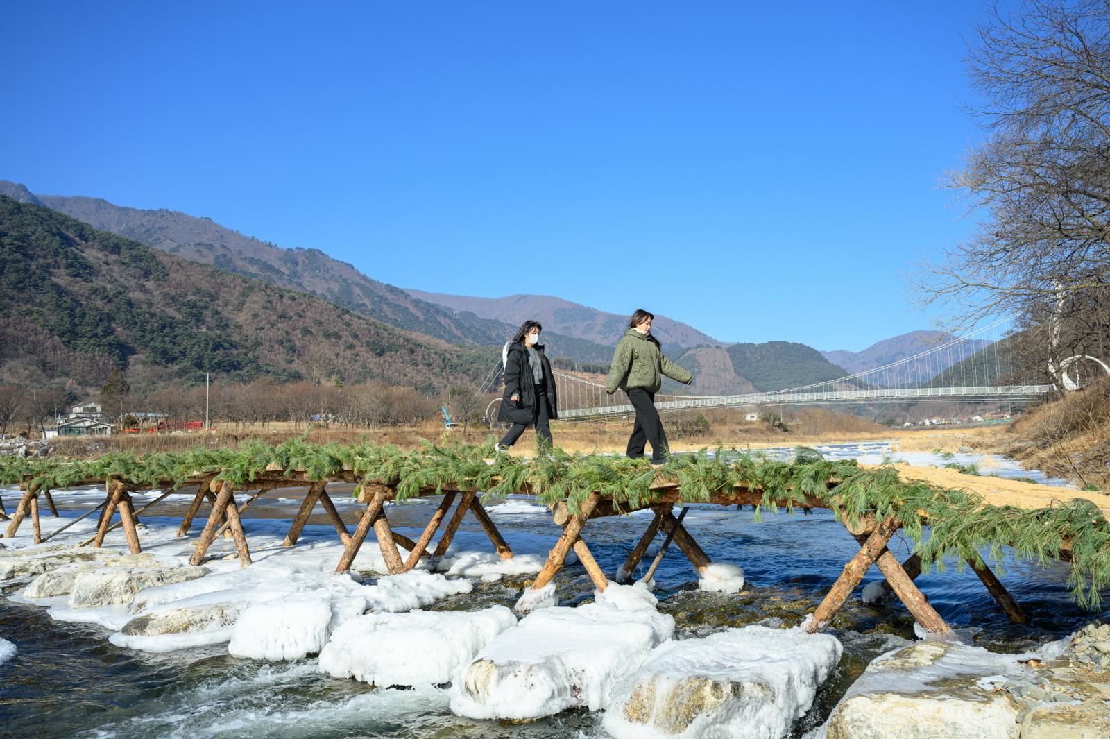 “겨울에만 볼 수 있어요”… 정선 아우라지 섶다리