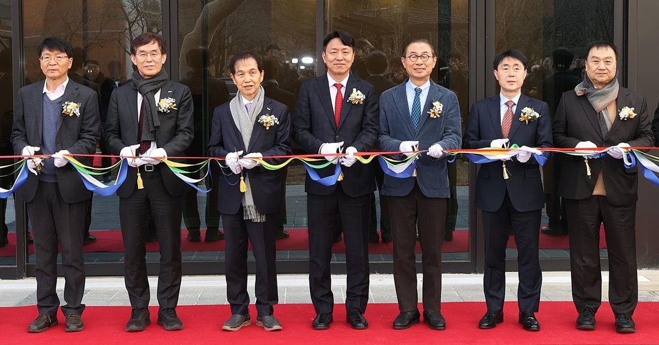 15일 대전 유성구 KAIST 문지캠퍼스에서 열린 첨단의과학 동물실험동 준공식에서 최성아 대전시 정무경제과학부시장(왼쪽에서 네 번째)과 이광형 KAIST 총장(왼쪽에서 세 번째) 등이 기념행사를 하고 있다. KAIST 제공