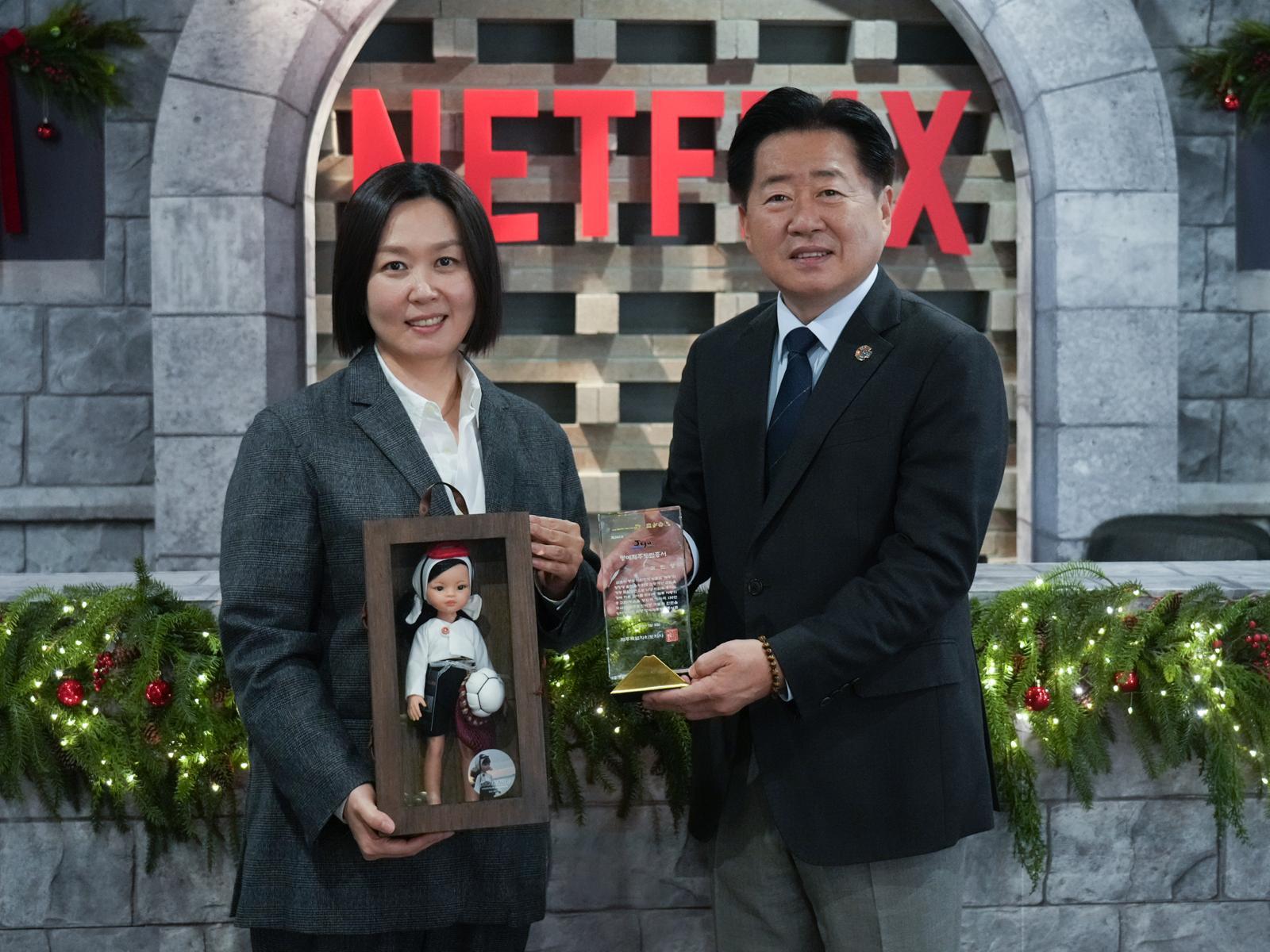 오영훈 제주도지사가 김민영 넷플릭스 아시아태평양 콘텐츠 부문 VP(부사장·왼쪽)에게 명예도민증을 전달했다. 제주도 제공