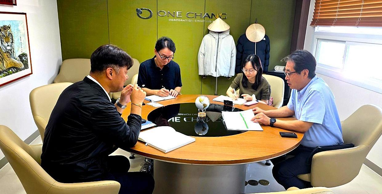 최근 대구 달서구 원창머티리얼 회의실에서 최재홍 다이텍연구원장(오른쪽)과 유구근 원창머티리얼 연구소장(왼쪽)이 리사이클(재활용) 섬유 기술 개발 방향에 대해 논의하고 있다. 다이텍연구원 제공