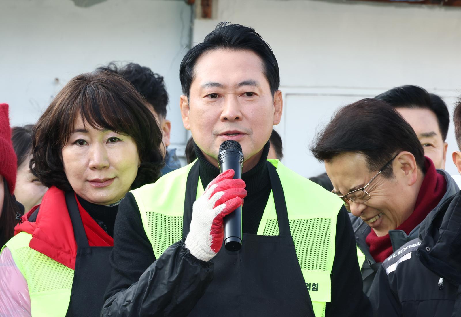 장동혁 국민의힘 대표가 17일 오전 경기 고양시 화전마을에서 따뜻한 겨울나기 연탄 배달 봉사에 앞서 인사말을 하고 있다. (공동취재) 2025.12.17/뉴스1 ⓒ