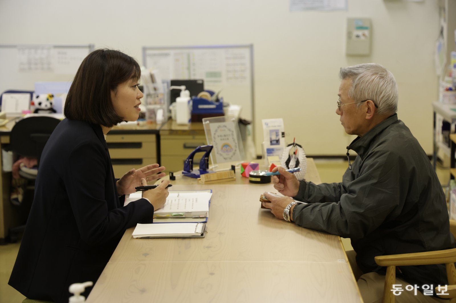 지난달 6일 일본 사이타마현 한노시의 성년후견지원센터. 한노시에서 양성한 시민후견인인 사노 시게루 씨(오른쪽)가 센터 직원과 후견 업무를 상담하고 있다. 은퇴 간호사인 그는 3년째 80대 치매 환자의 시민후견인으로 일하고 있다.