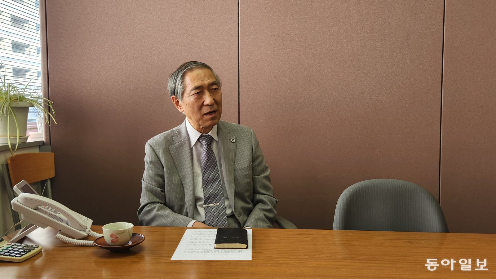 지난달 4일 변호사 사무실에서 만난 아카누마 야스히로 성년후견전문변호사가 일본의 ‘후견제도지원신탁’ 제도에 대해 설명하고 있다. 이 제도 도입으로 일본에서는 후견인에 의한 부정행위 피해가 크게 줄었다.